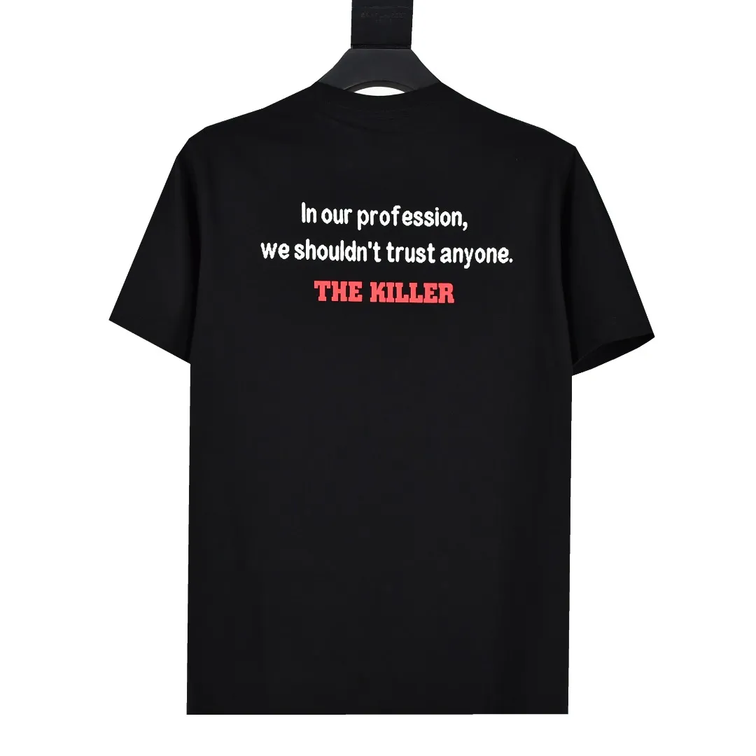S98💰p136 Top version Supreme 18fw The Killer Trust Tee Chow Yun-fat Fat Brother movie lens printed short-sleeved T-shirt For those of us who focus on top-level Sup products, this short-sleeved one is naturally available. It adopts cylindrical seamless technology (original technology, there are no stitched bones on the side of the clothes, the focus of identification) The fabrics are all custom-woven and dyed, 280g weight, 100% cotton, cylindrical fabric. Cylindrical fabric is knitted fabric woven with a cylinder loom. The needles are distributed in a cylindrical shape on the fuselage. The gray fabric is a large cylinder that needs to be opened and shaped before it can be used further. There are no slits on the side of the clothes, so there is no washing label on the side of ordinary short-sleeves. There is only one collar label behind the neck. The printing is printed with thermosetting ink, also known as plastic. Ink, or self-adhesive ink, contains ingredients: mainly composed of polyvinyl chloride (PVC) and phthalates. PVC and phthalates, fixatives, stabilizers, and thickeners are mixed to form a thermal ink. Solid ink is not the digital direct printing advertised on the market. The printing texture of thermoset ink is something that digital direct printing cannot achieve. The collar label has a watermark anti-counterfeiting effect, a real anti-counterfeiting layer, a probability of passing the version, and a high probability of passing the original packaging picture. Size：S-XL