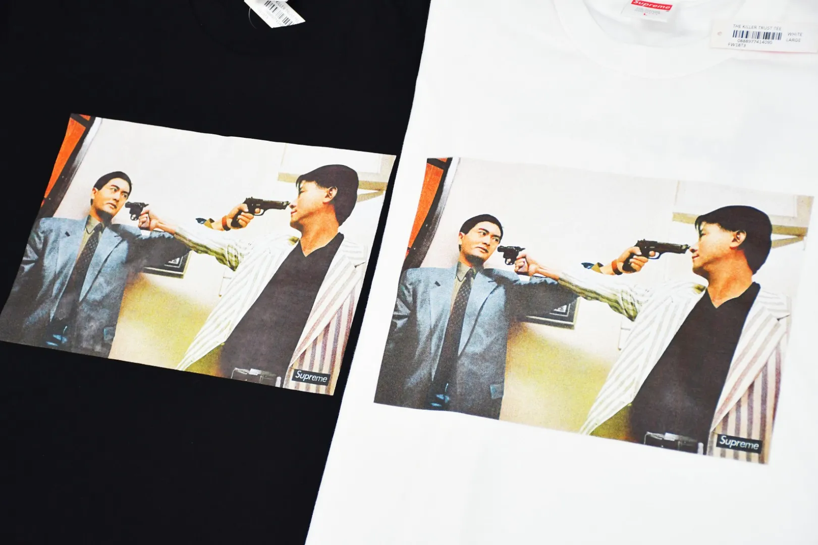 S98💰p136 Top version Supreme 18fw The Killer Trust Tee Chow Yun-fat Fat Brother movie lens printed short-sleeved T-shirt For those of us who focus on top-level Sup products, this short-sleeved one is naturally available. It adopts cylindrical seamless technology (original technology, there are no stitched bones on the side of the clothes, the focus of identification) The fabrics are all custom-woven and dyed, 280g weight, 100% cotton, cylindrical fabric. Cylindrical fabric is knitted fabric woven with a cylinder loom. The needles are distributed in a cylindrical shape on the fuselage. The gray fabric is a large cylinder that needs to be opened and shaped before it can be used further. There are no slits on the side of the clothes, so there is no washing label on the side of ordinary short-sleeves. There is only one collar label behind the neck. The printing is printed with thermosetting ink, also known as plastic. Ink, or self-adhesive ink, contains ingredients: mainly composed of polyvinyl chloride (PVC) and phthalates. PVC and phthalates, fixatives, stabilizers, and thickeners are mixed to form a thermal ink. Solid ink is not the digital direct printing advertised on the market. The printing texture of thermoset ink is something that digital direct printing cannot achieve. The collar label has a watermark anti-counterfeiting effect, a real anti-counterfeiting layer, a probability of passing the version, and a high probability of passing the original packaging picture. Size：S-XL