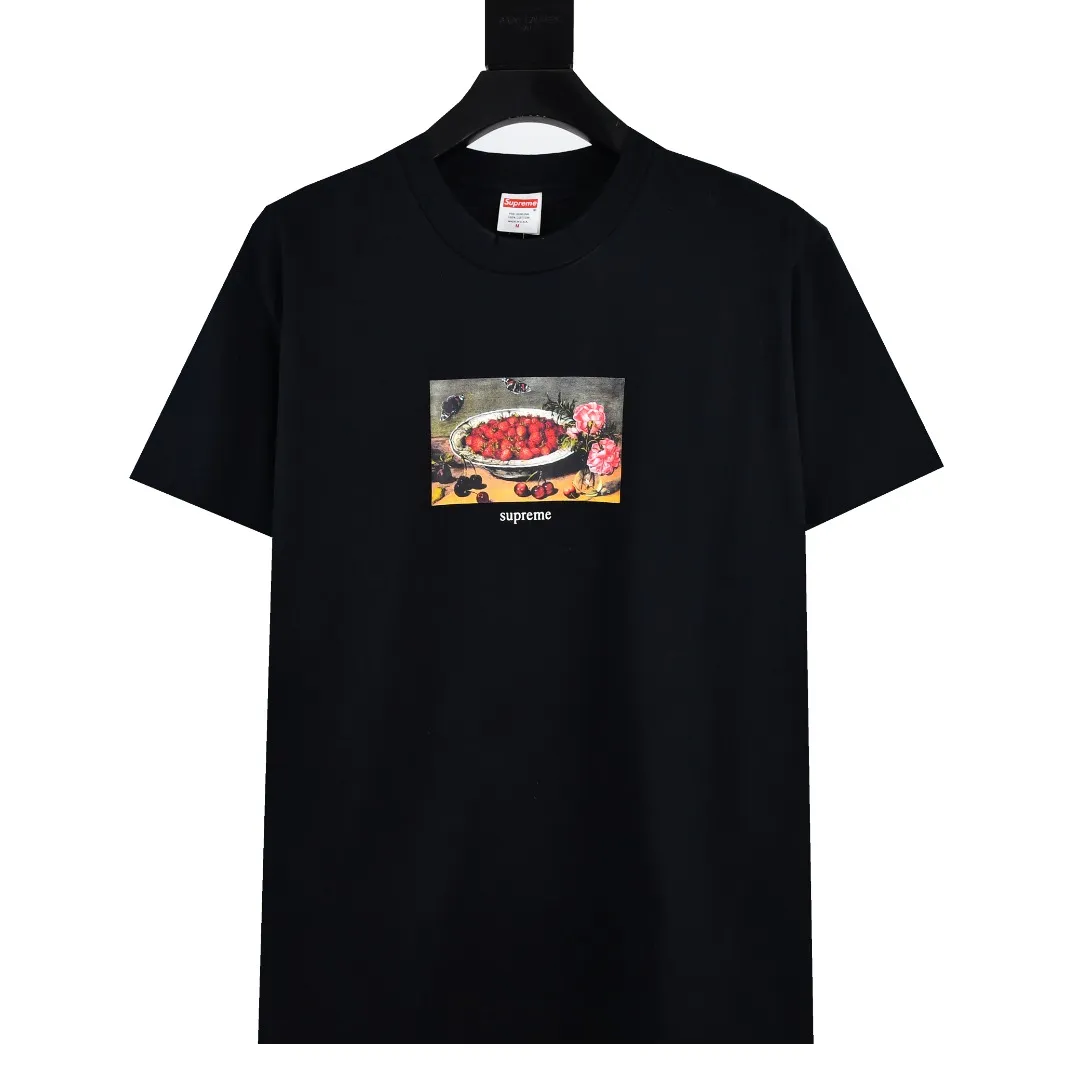 🅿️126 S136 Supreme 23ss Strawberries strawberry fruit plate oil painting short-sleeved T-shirt. Refuse to look at pictures to make products. Refuse to compare with wrong versions. Use cylinder seamless technology (original technology, there are no stitched bones on the side of the clothes, key points of identification) The fabrics are all custom-woven and dyed, 280g weight, 100% cotton, cylindrical fabric. Cylindrical fabric is a knitted fabric woven with a cylinder loom. The needles are distributed in a cylindrical shape on the fuselage. The gray fabric is a large cylinder, which needs to be opened and shaped before it can be used further. There are no slits on the side of the clothes, so there is no washing label on the side of ordinary short-sleeves. There is only one collar label behind the neck. The printing uses thermosetting ink printing imported from Belgium (different from conventional thermal transfer printing), also known as plastic ink, or self-adhesive ink. Its ingredients are: mainly composed of polyvinyl chloride (PVC) and phthalates. PVC and phthalates, solid color The thermoset ink is composed of a mixture of agents, stabilizers, and thickeners. It is not the digital direct printing advertised on the market. The printing texture of thermoset ink cannot be achieved by digital direct printing. The collar label has a watermark anti-counterfeiting effect, a real anti-counterfeiting layer, a version with a high probability of passing the inspection, and a high probability of passing the original packaging picture. Size：S-XL