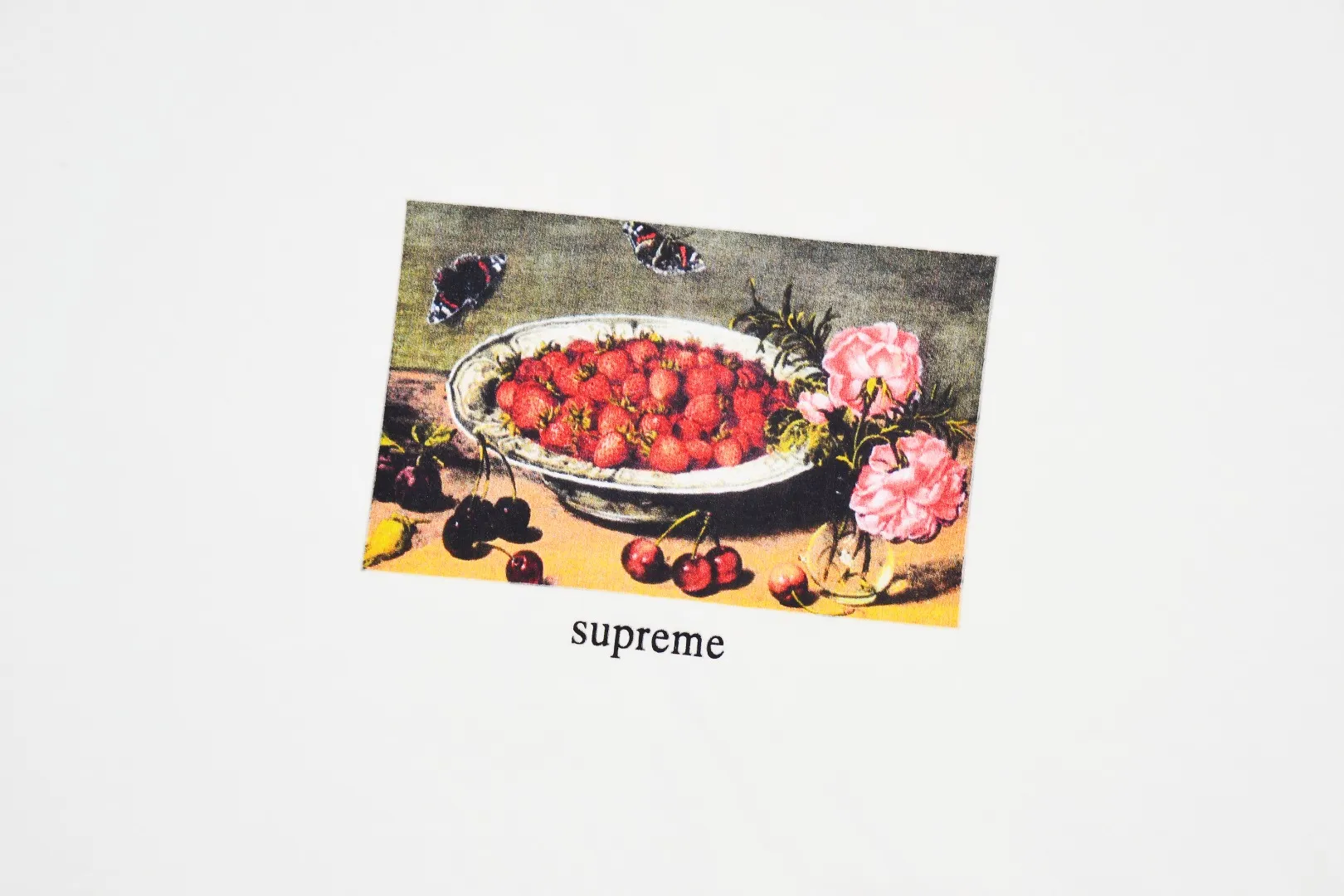 🅿️126 S136 Supreme 23ss Strawberries strawberry fruit plate oil painting short-sleeved T-shirt. Refuse to look at pictures to make products. Refuse to compare with wrong versions. Use cylinder seamless technology (original technology, there are no stitched bones on the side of the clothes, key points of identification) The fabrics are all custom-woven and dyed, 280g weight, 100% cotton, cylindrical fabric. Cylindrical fabric is a knitted fabric woven with a cylinder loom. The needles are distributed in a cylindrical shape on the fuselage. The gray fabric is a large cylinder, which needs to be opened and shaped before it can be used further. There are no slits on the side of the clothes, so there is no washing label on the side of ordinary short-sleeves. There is only one collar label behind the neck. The printing uses thermosetting ink printing imported from Belgium (different from conventional thermal transfer printing), also known as plastic ink, or self-adhesive ink. Its ingredients are: mainly composed of polyvinyl chloride (PVC) and phthalates. PVC and phthalates, solid color The thermoset ink is composed of a mixture of agents, stabilizers, and thickeners. It is not the digital direct printing advertised on the market. The printing texture of thermoset ink cannot be achieved by digital direct printing. The collar label has a watermark anti-counterfeiting effect, a real anti-counterfeiting layer, a version with a high probability of passing the inspection, and a high probability of passing the original packaging picture. Size：S-XL
