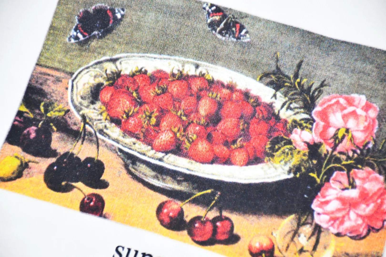 🅿️126 S136 Supreme 23ss Strawberries strawberry fruit plate oil painting short-sleeved T-shirt. Refuse to look at pictures to make products. Refuse to compare with wrong versions. Use cylinder seamless technology (original technology, there are no stitched bones on the side of the clothes, key points of identification) The fabrics are all custom-woven and dyed, 280g weight, 100% cotton, cylindrical fabric. Cylindrical fabric is a knitted fabric woven with a cylinder loom. The needles are distributed in a cylindrical shape on the fuselage. The gray fabric is a large cylinder, which needs to be opened and shaped before it can be used further. There are no slits on the side of the clothes, so there is no washing label on the side of ordinary short-sleeves. There is only one collar label behind the neck. The printing uses thermosetting ink printing imported from Belgium (different from conventional thermal transfer printing), also known as plastic ink, or self-adhesive ink. Its ingredients are: mainly composed of polyvinyl chloride (PVC) and phthalates. PVC and phthalates, solid color The thermoset ink is composed of a mixture of agents, stabilizers, and thickeners. It is not the digital direct printing advertised on the market. The printing texture of thermoset ink cannot be achieved by digital direct printing. The collar label has a watermark anti-counterfeiting effect, a real anti-counterfeiting layer, a version with a high probability of passing the inspection, and a high probability of passing the original packaging picture. Size：S-XL