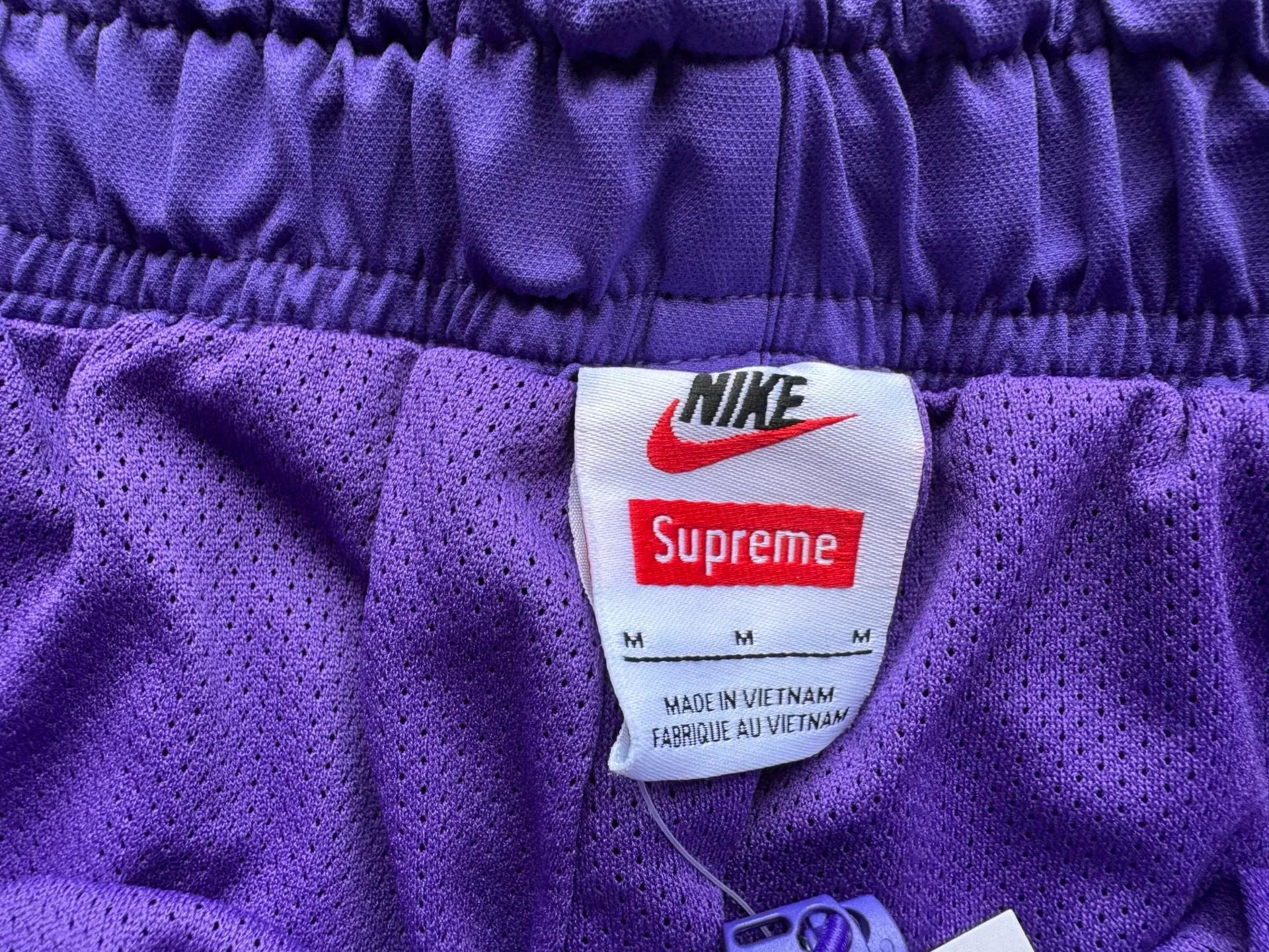P430 Supreme x Nike joint model SS25 WEEK4 Track Jacket embroidered cuffs logo zipper closure jacket, same style for men and women, original 1:1 customization, customized accessories, all three standards Color: black purple Pants size: S-XL Pants length Waist Hips S 99 74 112 M 101 78 116 L 103 82 120 XL 105 86 124