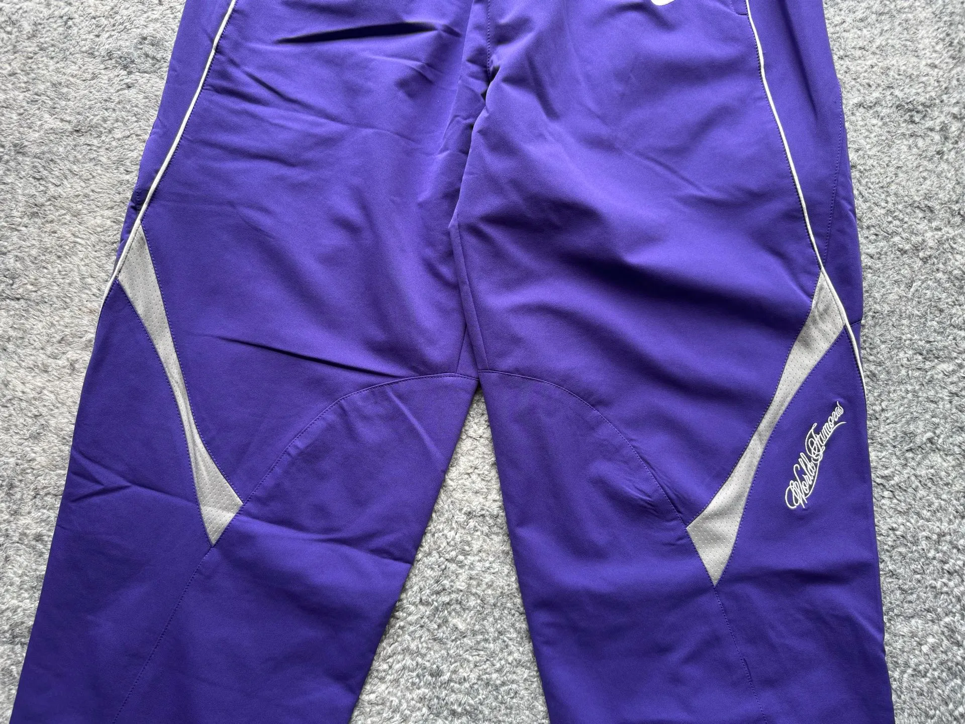 P430 Supreme x Nike joint model SS25 WEEK4 Track Jacket embroidered cuffs logo zipper closure jacket, same style for men and women, original 1:1 customization, customized accessories, all three standards Color: black purple Pants size: S-XL Pants length Waist Hips S 99 74 112 M 101 78 116 L 103 82 120 XL 105 86 124
