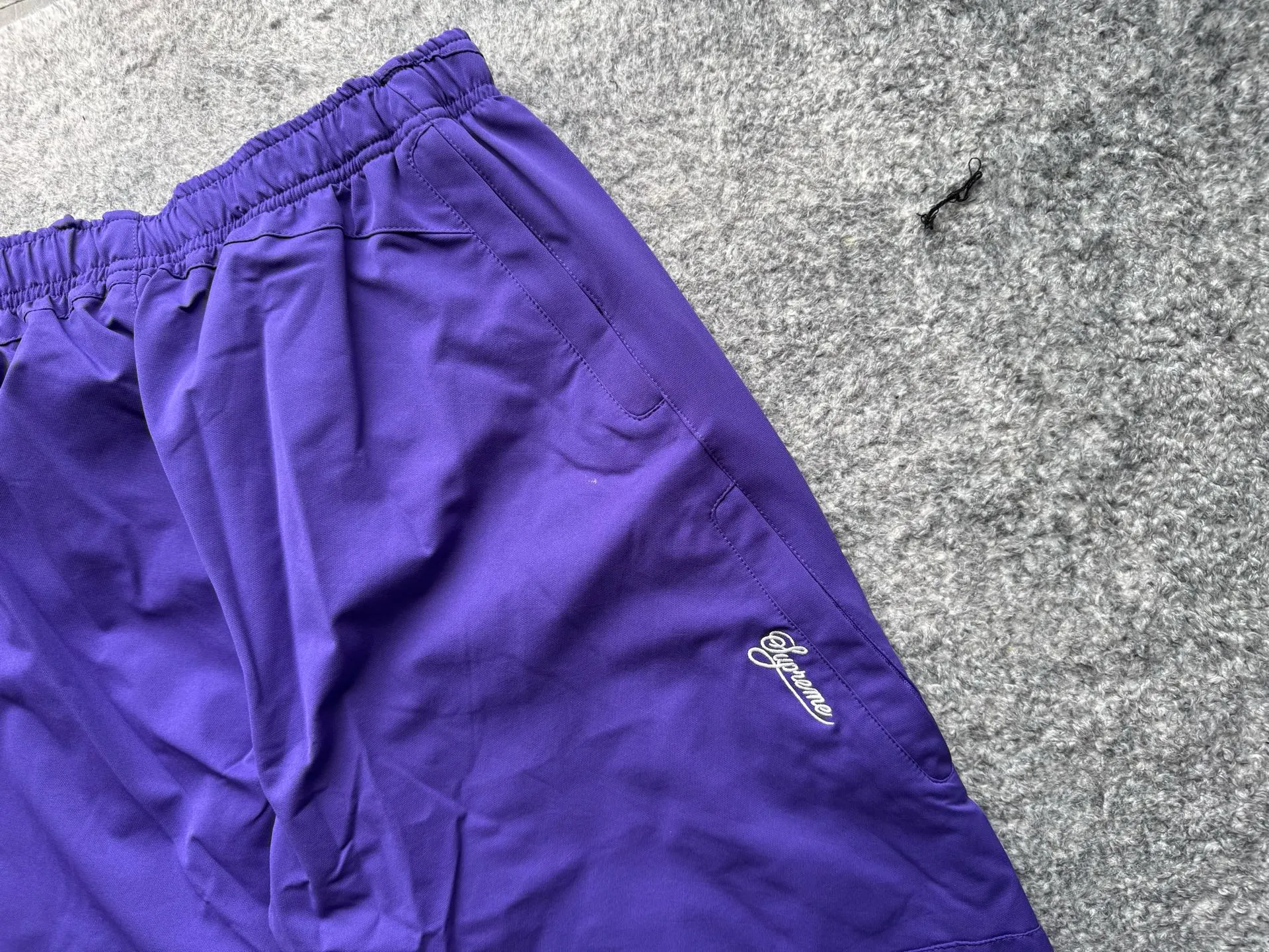 P430 Supreme x Nike joint model SS25 WEEK4 Track Jacket embroidered cuffs logo zipper closure jacket, same style for men and women, original 1:1 customization, customized accessories, all three standards Color: black purple Pants size: S-XL Pants length Waist Hips S 99 74 112 M 101 78 116 L 103 82 120 XL 105 86 124