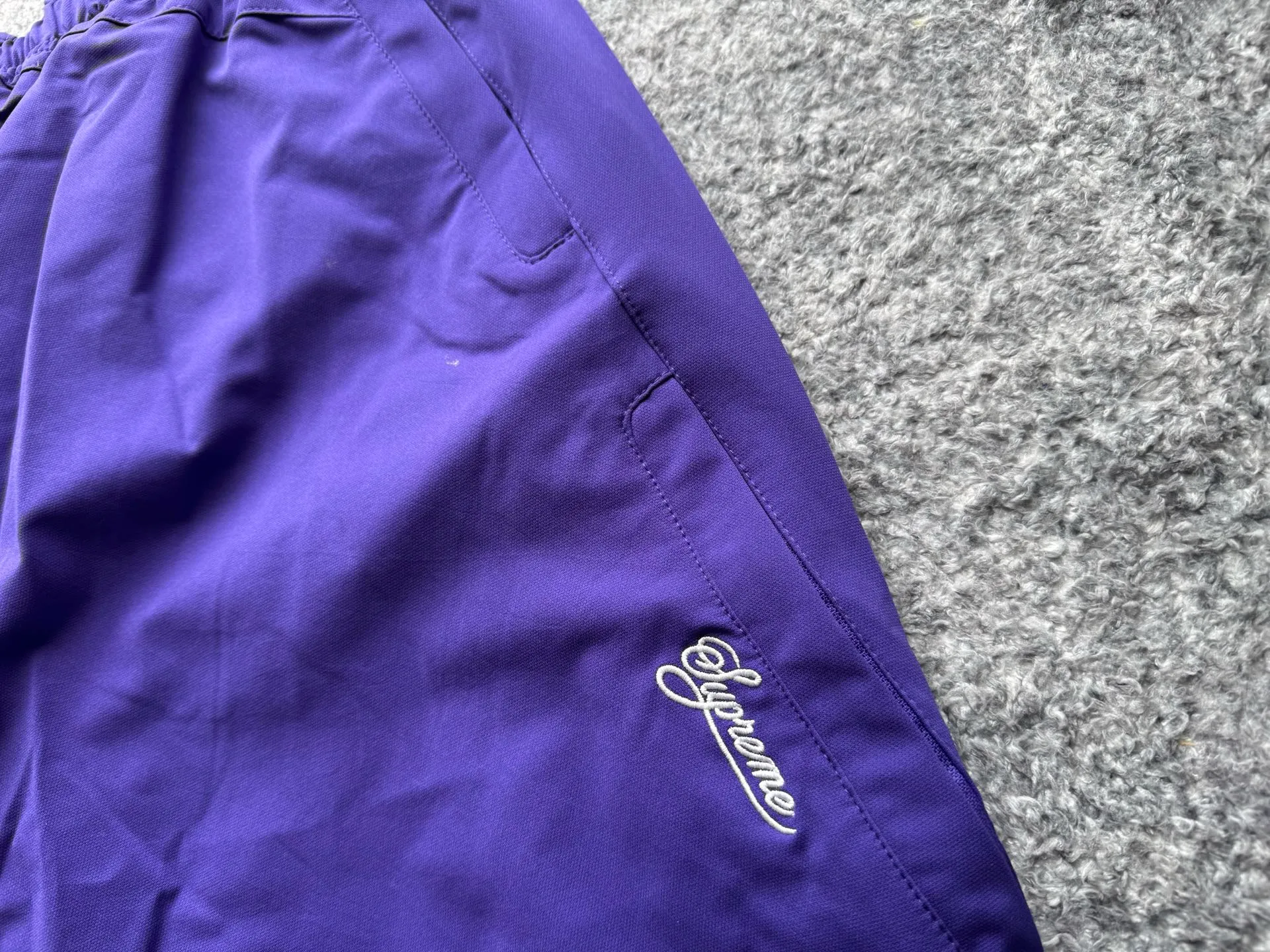 P430 Supreme x Nike joint model SS25 WEEK4 Track Jacket embroidered cuffs logo zipper closure jacket, same style for men and women, original 1:1 customization, customized accessories, all three standards Color: black purple Pants size: S-XL Pants length Waist Hips S 99 74 112 M 101 78 116 L 103 82 120 XL 105 86 124