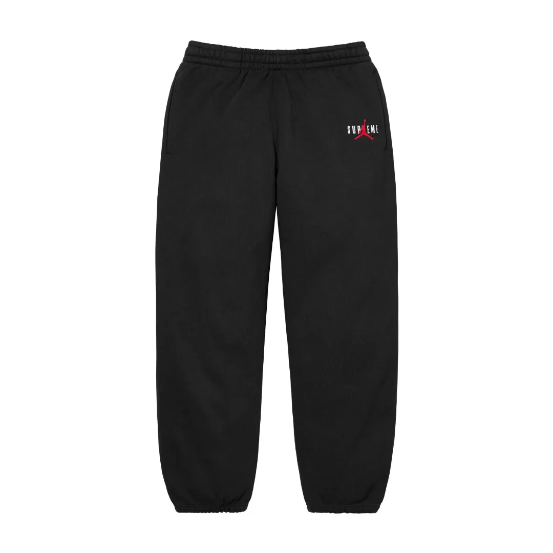 S622💰p300 Top version Supreme x Jordan 24fw AJ co-branded embroidered LOGO plus velvet sweatpants 1. Fabric: ZP testing, custom weaving and dyeing, pure cotton 430G plus velvet main fabric, horizontal cutting 2. Embroidery: Embroidery equipment, using Behringer BEKS-Y924 machine (one level higher than Tajima embroidery machine) Embroidery thickness, saturation and size are consistent with ZP 3. Sewing process: The whole garment is made of four-needle and six-thread boneless splicing technology in 12 places. Processed by an experienced foreign trade factory (ordinary factories cannot do it) 4. Customized ZP main label/wash water label/tag/packaging bag (equipped with an extra-large thickened handbag) Color: Black/ Size: S/M/L/XL