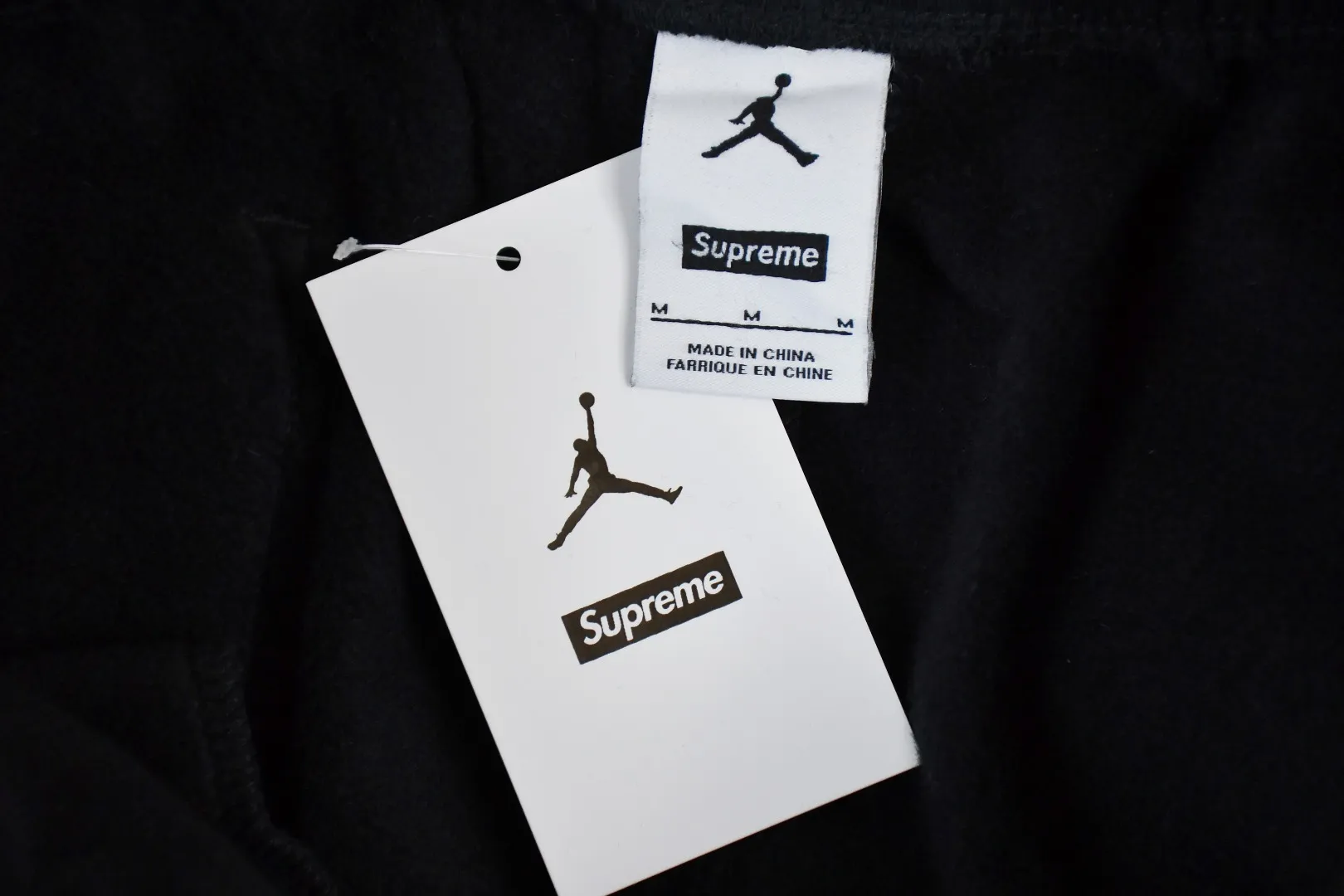 S622💰p300 Top version Supreme x Jordan 24fw AJ co-branded embroidered LOGO plus velvet sweatpants 1. Fabric: ZP testing, custom weaving and dyeing, pure cotton 430G plus velvet main fabric, horizontal cutting 2. Embroidery: Embroidery equipment, using Behringer BEKS-Y924 machine (one level higher than Tajima embroidery machine) Embroidery thickness, saturation and size are consistent with ZP 3. Sewing process: The whole garment is made of four-needle and six-thread boneless splicing technology in 12 places. Processed by an experienced foreign trade factory (ordinary factories cannot do it) 4. Customized ZP main label/wash water label/tag/packaging bag (equipped with an extra-large thickened handbag) Color: Black/ Size: S/M/L/XL