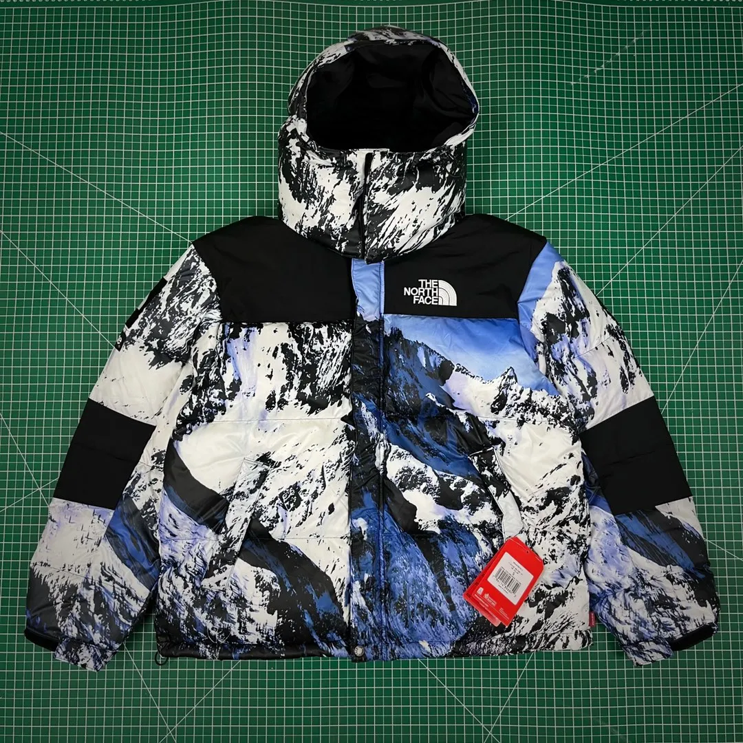 MX116💰p850 MAX/Top version Exclusive quality on the entire network ZP player designated version Supreme x THE NORTH FACE 17FW Mountain Baltoro Jacket Snow mountain down jacket 1. Original factory customized windproof and waterproof fabric (waterproof + water-repellent process Note! Waterproof and water-repellent water are two concepts. This fabric is compatible with both processes) 2. Original TNF embroidery data, original effect Behringer BEKS-Y924 embroidery machine operates on the machine to achieve exactly the same effect. 3.90 white duck down filling. The overall upper body effect is consistent with YB. 4. Printing. The whole body adopts Israeli Kornit Paradigm technology. The perfect alignment details of the whole body are impeccable. Storage hat. Collar down filling. Correct accessories. Collar label/wash/ Size: S~XL