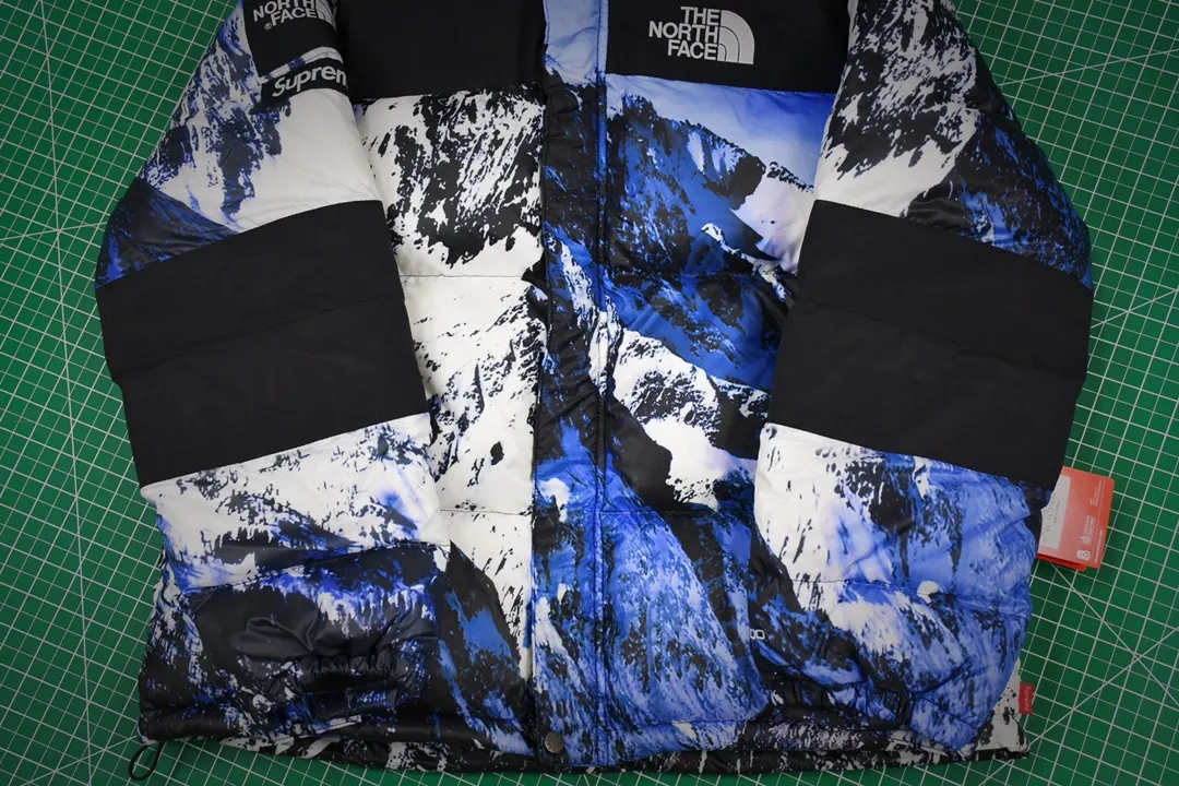 MX116💰p850 MAX/Top version Exclusive quality on the entire network ZP player designated version Supreme x THE NORTH FACE 17FW Mountain Baltoro Jacket Snow mountain down jacket 1. Original factory customized windproof and waterproof fabric (waterproof + water-repellent process Note! Waterproof and water-repellent water are two concepts. This fabric is compatible with both processes) 2. Original TNF embroidery data, original effect Behringer BEKS-Y924 embroidery machine operates on the machine to achieve exactly the same effect. 3.90 white duck down filling. The overall upper body effect is consistent with YB. 4. Printing. The whole body adopts Israeli Kornit Paradigm technology. The perfect alignment details of the whole body are impeccable. Storage hat. Collar down filling. Correct accessories. Collar label/wash/ Size: S~XL