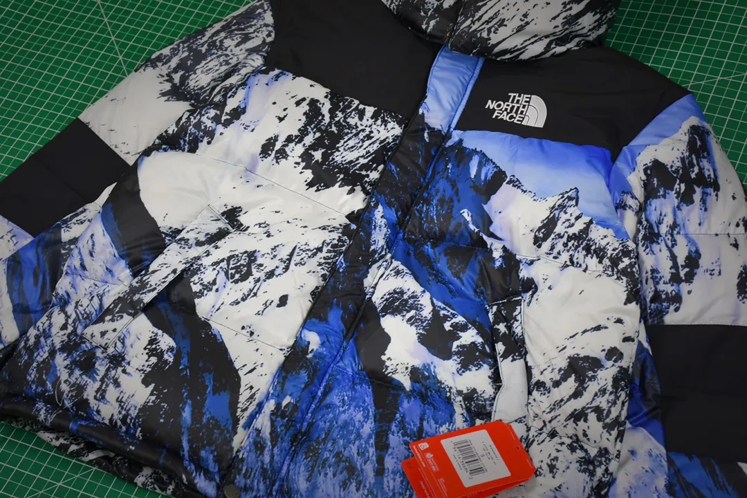 MX116💰p850 MAX/Top version Exclusive quality on the entire network ZP player designated version Supreme x THE NORTH FACE 17FW Mountain Baltoro Jacket Snow mountain down jacket 1. Original factory customized windproof and waterproof fabric (waterproof + water-repellent process Note! Waterproof and water-repellent water are two concepts. This fabric is compatible with both processes) 2. Original TNF embroidery data, original effect Behringer BEKS-Y924 embroidery machine operates on the machine to achieve exactly the same effect. 3.90 white duck down filling. The overall upper body effect is consistent with YB. 4. Printing. The whole body adopts Israeli Kornit Paradigm technology. The perfect alignment details of the whole body are impeccable. Storage hat. Collar down filling. Correct accessories. Collar label/wash/ Size: S~XL