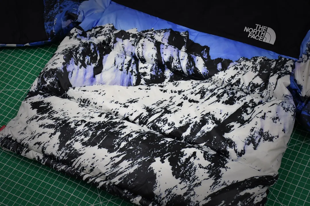 MX116💰p850 MAX/Top version Exclusive quality on the entire network ZP player designated version Supreme x THE NORTH FACE 17FW Mountain Baltoro Jacket Snow mountain down jacket 1. Original factory customized windproof and waterproof fabric (waterproof + water-repellent process Note! Waterproof and water-repellent water are two concepts. This fabric is compatible with both processes) 2. Original TNF embroidery data, original effect Behringer BEKS-Y924 embroidery machine operates on the machine to achieve exactly the same effect. 3.90 white duck down filling. The overall upper body effect is consistent with YB. 4. Printing. The whole body adopts Israeli Kornit Paradigm technology. The perfect alignment details of the whole body are impeccable. Storage hat. Collar down filling. Correct accessories. Collar label/wash/ Size: S~XL