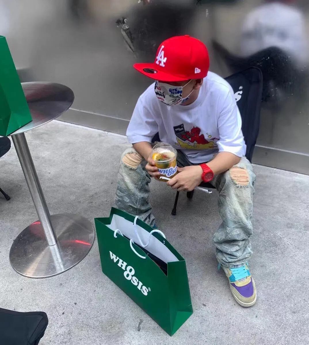 P186 Supreme 2022 new all-over printed jacquard distressed cashew flower straight ripped jeans. Tops for all major trendsetters. Same style as Cai Xukun and Jay Chou. Supreme was founded as a famous street art brand in the United States in 1994. This classic logo with white letters and red background has really spread all over the streets. Everything can be used. Supreme is not just talk. Supreme has always insisted on local production. Although it is a little expensive, it is more reliable. The earliest items, such as simple hats and short sleeves, were spread by word of mouth in the skateboarding circle. Today, all kinds of items are popular as long as they have a sup label. Among them, there are many items with cashew flower elements, such as the 2020 denim jacket and jeans. The 2019 joint series is really a hit. This year’s new jeans are super awesome. The fabric restores the original jacquard process. After washing, it is fully printed jacquard. A variety of warp and weft jacquard makes the effect very full, and multiple frayed cat whiskers are used. These are really amazing pants. I really like the feeling of slight accumulation on the trouser legs. I won’t say more about washing. The real thing is king! The counter accessories are complete with three standards, everyone! Just rush and that's it!  Color: distressed blue Size: M～XXL M waist 74 hips 112 pants length 100 L waist 93 hips 116 pants length 101 XL waist 82 hips 120 pants length 102 2XL waist 86 hips 114 pants length 104