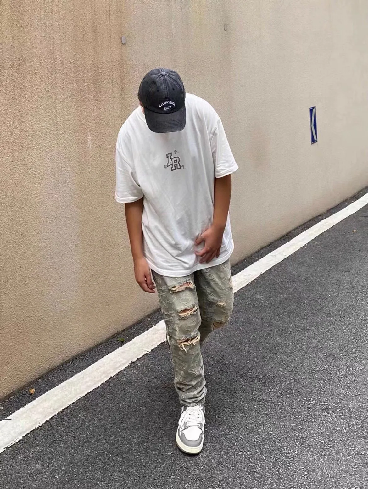 P186 Supreme 2022 new all-over printed jacquard distressed cashew flower straight ripped jeans. Tops for all major trendsetters. Same style as Cai Xukun and Jay Chou. Supreme was founded as a famous street art brand in the United States in 1994. This classic logo with white letters and red background has really spread all over the streets. Everything can be used. Supreme is not just talk. Supreme has always insisted on local production. Although it is a little expensive, it is more reliable. The earliest items, such as simple hats and short sleeves, were spread by word of mouth in the skateboarding circle. Today, all kinds of items are popular as long as they have a sup label. Among them, there are many items with cashew flower elements, such as the 2020 denim jacket and jeans. The 2019 joint series is really a hit. This year’s new jeans are super awesome. The fabric restores the original jacquard process. After washing, it is fully printed jacquard. A variety of warp and weft jacquard makes the effect very full, and multiple frayed cat whiskers are used. These are really amazing pants. I really like the feeling of slight accumulation on the trouser legs. I won’t say more about washing. The real thing is king! The counter accessories are complete with three standards, everyone! Just rush and that's it!  Color: distressed blue Size: M～XXL M waist 74 hips 112 pants length 100 L waist 93 hips 116 pants length 101 XL waist 82 hips 120 pants length 102 2XL waist 86 hips 114 pants length 104