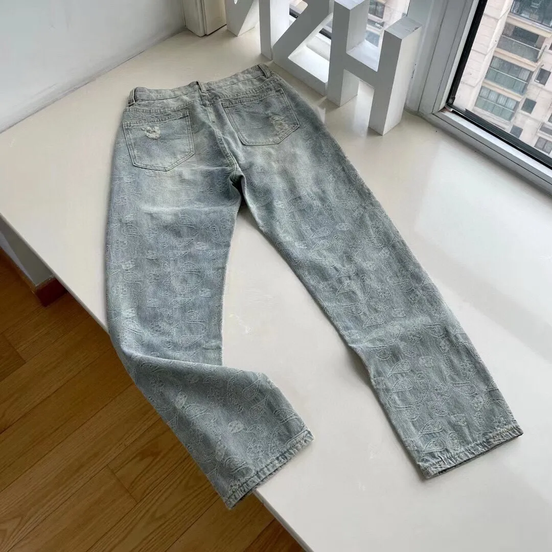P186 Supreme 2022 new all-over printed jacquard distressed cashew flower straight ripped jeans. Tops for all major trendsetters. Same style as Cai Xukun and Jay Chou. Supreme was founded as a famous street art brand in the United States in 1994. This classic logo with white letters and red background has really spread all over the streets. Everything can be used. Supreme is not just talk. Supreme has always insisted on local production. Although it is a little expensive, it is more reliable. The earliest items, such as simple hats and short sleeves, were spread by word of mouth in the skateboarding circle. Today, all kinds of items are popular as long as they have a sup label. Among them, there are many items with cashew flower elements, such as the 2020 denim jacket and jeans. The 2019 joint series is really a hit. This year’s new jeans are super awesome. The fabric restores the original jacquard process. After washing, it is fully printed jacquard. A variety of warp and weft jacquard makes the effect very full, and multiple frayed cat whiskers are used. These are really amazing pants. I really like the feeling of slight accumulation on the trouser legs. I won’t say more about washing. The real thing is king! The counter accessories are complete with three standards, everyone! Just rush and that's it!  Color: distressed blue Size: M～XXL M waist 74 hips 112 pants length 100 L waist 93 hips 116 pants length 101 XL waist 82 hips 120 pants length 102 2XL waist 86 hips 114 pants length 104