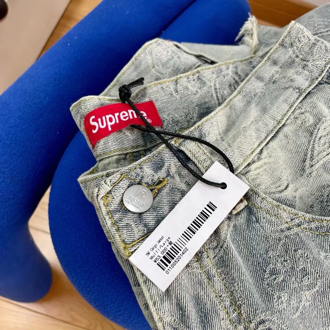 P186 Supreme 2022 new all-over printed jacquard distressed cashew flower straight ripped jeans. Tops for all major trendsetters. Same style as Cai Xukun and Jay Chou. Supreme was founded as a famous street art brand in the United States in 1994. This classic logo with white letters and red background has really spread all over the streets. Everything can be used. Supreme is not just talk. Supreme has always insisted on local production. Although it is a little expensive, it is more reliable. The earliest items, such as simple hats and short sleeves, were spread by word of mouth in the skateboarding circle. Today, all kinds of items are popular as long as they have a sup label. Among them, there are many items with cashew flower elements, such as the 2020 denim jacket and jeans. The 2019 joint series is really a hit. This year’s new jeans are super awesome. The fabric restores the original jacquard process. After washing, it is fully printed jacquard. A variety of warp and weft jacquard makes the effect very full, and multiple frayed cat whiskers are used. These are really amazing pants. I really like the feeling of slight accumulation on the trouser legs. I won’t say more about washing. The real thing is king! The counter accessories are complete with three standards, everyone! Just rush and that's it!  Color: distressed blue Size: M～XXL M waist 74 hips 112 pants length 100 L waist 93 hips 116 pants length 101 XL waist 82 hips 120 pants length 102 2XL waist 86 hips 114 pants length 104