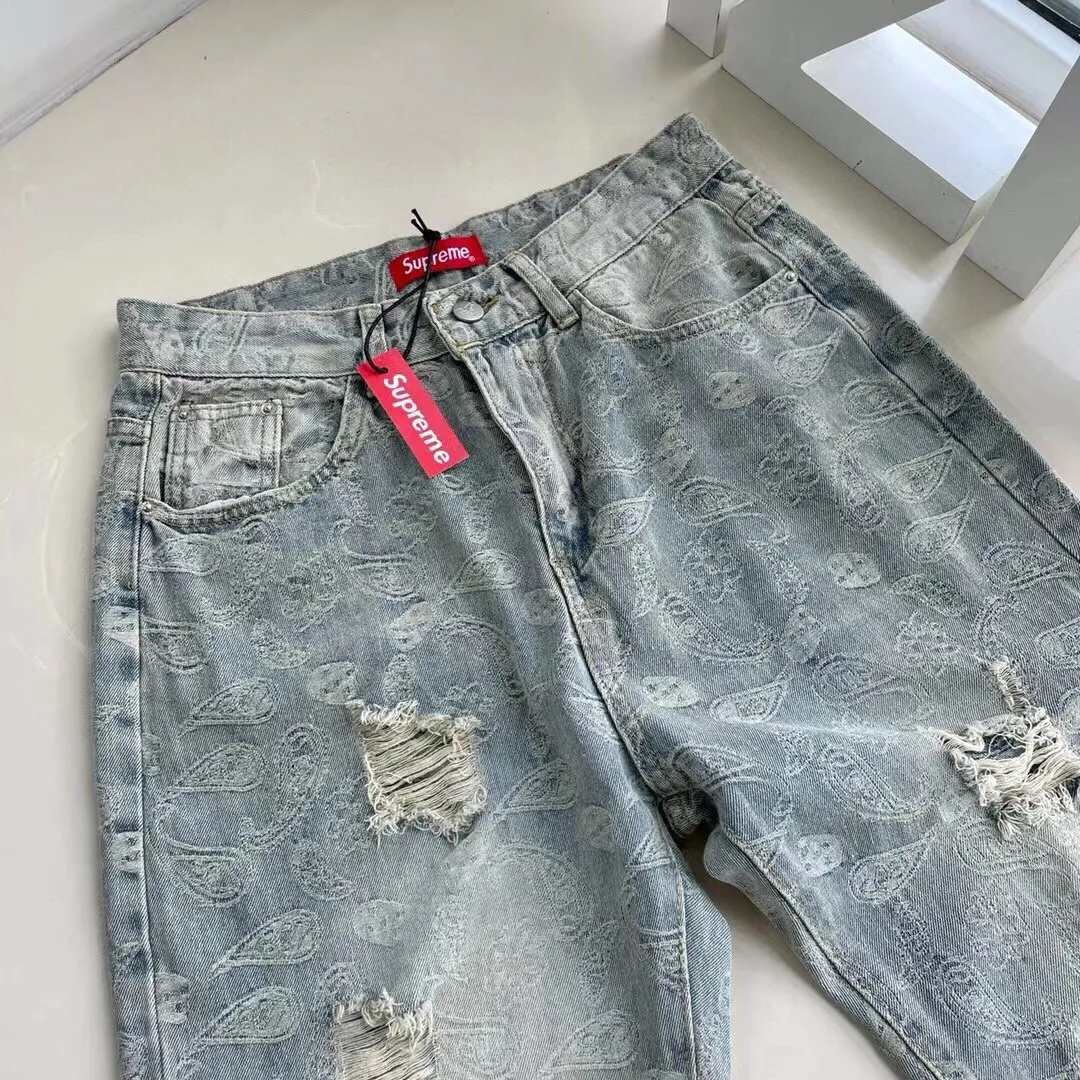 P186 Supreme 2022 new all-over printed jacquard distressed cashew flower straight ripped jeans. Tops for all major trendsetters. Same style as Cai Xukun and Jay Chou. Supreme was founded as a famous street art brand in the United States in 1994. This classic logo with white letters and red background has really spread all over the streets. Everything can be used. Supreme is not just talk. Supreme has always insisted on local production. Although it is a little expensive, it is more reliable. The earliest items, such as simple hats and short sleeves, were spread by word of mouth in the skateboarding circle. Today, all kinds of items are popular as long as they have a sup label. Among them, there are many items with cashew flower elements, such as the 2020 denim jacket and jeans. The 2019 joint series is really a hit. This year’s new jeans are super awesome. The fabric restores the original jacquard process. After washing, it is fully printed jacquard. A variety of warp and weft jacquard makes the effect very full, and multiple frayed cat whiskers are used. These are really amazing pants. I really like the feeling of slight accumulation on the trouser legs. I won’t say more about washing. The real thing is king! The counter accessories are complete with three standards, everyone! Just rush and that's it!  Color: distressed blue Size: M～XXL M waist 74 hips 112 pants length 100 L waist 93 hips 116 pants length 101 XL waist 82 hips 120 pants length 102 2XL waist 86 hips 114 pants length 104