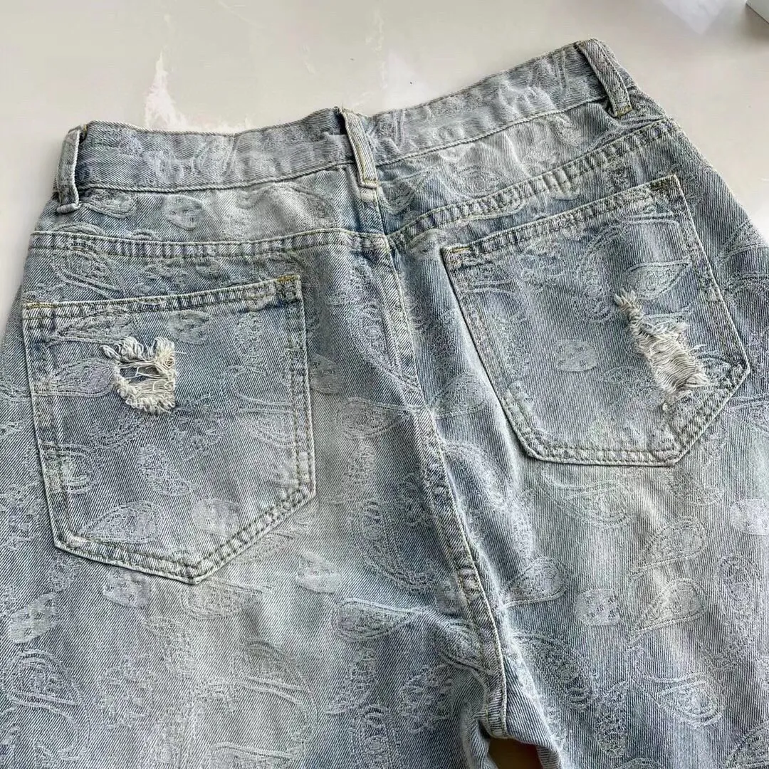 P186 Supreme 2022 new all-over printed jacquard distressed cashew flower straight ripped jeans. Tops for all major trendsetters. Same style as Cai Xukun and Jay Chou. Supreme was founded as a famous street art brand in the United States in 1994. This classic logo with white letters and red background has really spread all over the streets. Everything can be used. Supreme is not just talk. Supreme has always insisted on local production. Although it is a little expensive, it is more reliable. The earliest items, such as simple hats and short sleeves, were spread by word of mouth in the skateboarding circle. Today, all kinds of items are popular as long as they have a sup label. Among them, there are many items with cashew flower elements, such as the 2020 denim jacket and jeans. The 2019 joint series is really a hit. This year’s new jeans are super awesome. The fabric restores the original jacquard process. After washing, it is fully printed jacquard. A variety of warp and weft jacquard makes the effect very full, and multiple frayed cat whiskers are used. These are really amazing pants. I really like the feeling of slight accumulation on the trouser legs. I won’t say more about washing. The real thing is king! The counter accessories are complete with three standards, everyone! Just rush and that's it!  Color: distressed blue Size: M～XXL M waist 74 hips 112 pants length 100 L waist 93 hips 116 pants length 101 XL waist 82 hips 120 pants length 102 2XL waist 86 hips 114 pants length 104
