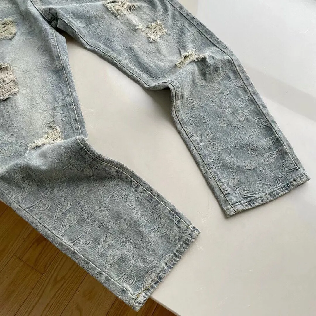 P186 Supreme 2022 new all-over printed jacquard distressed cashew flower straight ripped jeans. Tops for all major trendsetters. Same style as Cai Xukun and Jay Chou. Supreme was founded as a famous street art brand in the United States in 1994. This classic logo with white letters and red background has really spread all over the streets. Everything can be used. Supreme is not just talk. Supreme has always insisted on local production. Although it is a little expensive, it is more reliable. The earliest items, such as simple hats and short sleeves, were spread by word of mouth in the skateboarding circle. Today, all kinds of items are popular as long as they have a sup label. Among them, there are many items with cashew flower elements, such as the 2020 denim jacket and jeans. The 2019 joint series is really a hit. This year’s new jeans are super awesome. The fabric restores the original jacquard process. After washing, it is fully printed jacquard. A variety of warp and weft jacquard makes the effect very full, and multiple frayed cat whiskers are used. These are really amazing pants. I really like the feeling of slight accumulation on the trouser legs. I won’t say more about washing. The real thing is king! The counter accessories are complete with three standards, everyone! Just rush and that's it!  Color: distressed blue Size: M～XXL M waist 74 hips 112 pants length 100 L waist 93 hips 116 pants length 101 XL waist 82 hips 120 pants length 102 2XL waist 86 hips 114 pants length 104