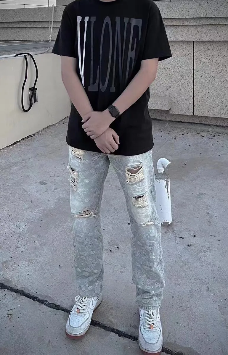 P186 Supreme 2022 new all-over printed jacquard distressed cashew flower straight ripped jeans. Tops for all major trendsetters. Same style as Cai Xukun and Jay Chou. Supreme was founded as a famous street art brand in the United States in 1994. This classic logo with white letters and red background has really spread all over the streets. Everything can be used. Supreme is not just talk. Supreme has always insisted on local production. Although it is a little expensive, it is more reliable. The earliest items, such as simple hats and short sleeves, were spread by word of mouth in the skateboarding circle. Today, all kinds of items are popular as long as they have a sup label. Among them, there are many items with cashew flower elements, such as the 2020 denim jacket and jeans. The 2019 joint series is really a hit. This year’s new jeans are super awesome. The fabric restores the original jacquard process. After washing, it is fully printed jacquard. A variety of warp and weft jacquard makes the effect very full, and multiple frayed cat whiskers are used. These are really amazing pants. I really like the feeling of slight accumulation on the trouser legs. I won’t say more about washing. The real thing is king! The counter accessories are complete with three standards, everyone! Just rush and that's it!  Color: distressed blue Size: M～XXL M waist 74 hips 112 pants length 100 L waist 93 hips 116 pants length 101 XL waist 82 hips 120 pants length 102 2XL waist 86 hips 114 pants length 104