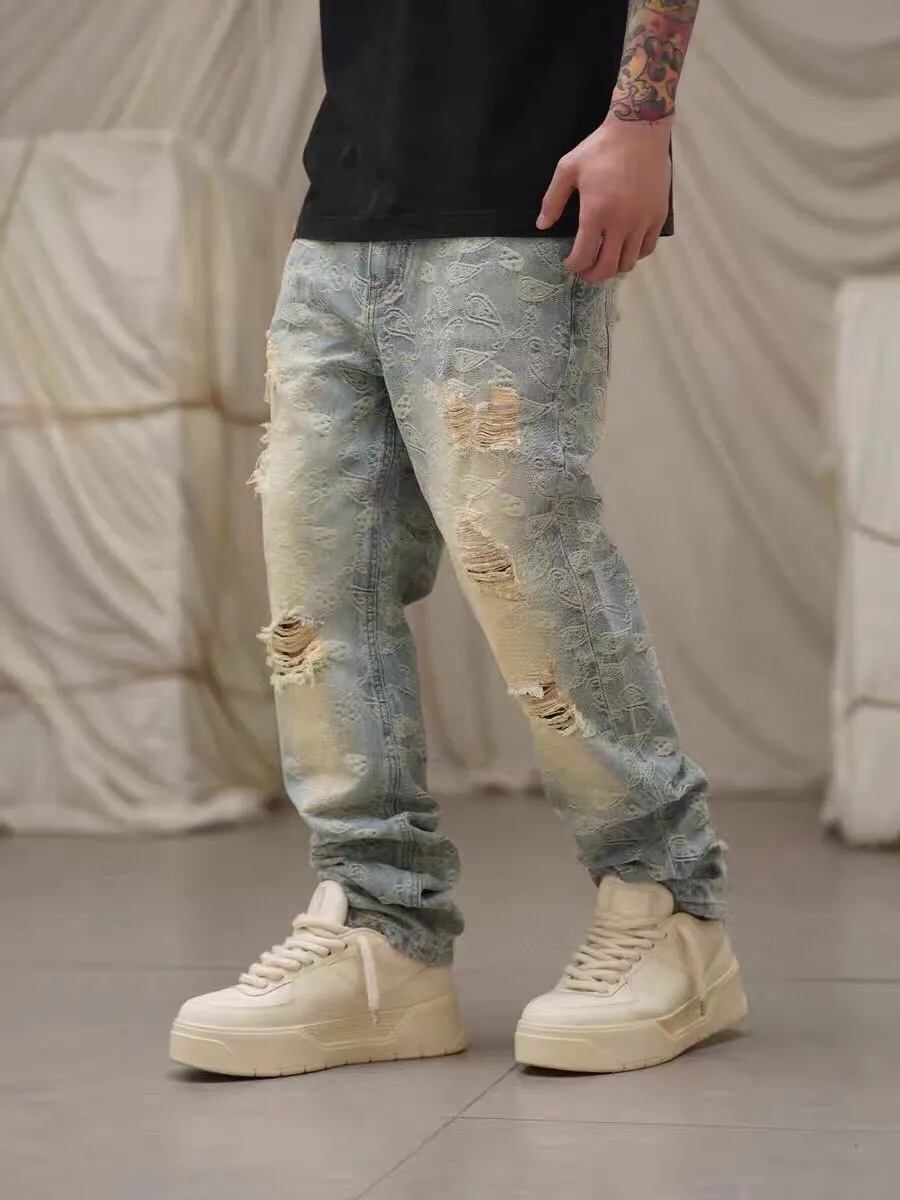 P186 Supreme 2022 new all-over printed jacquard distressed cashew flower straight ripped jeans. Tops for all major trendsetters. Same style as Cai Xukun and Jay Chou. Supreme was founded as a famous street art brand in the United States in 1994. This classic logo with white letters and red background has really spread all over the streets. Everything can be used. Supreme is not just talk. Supreme has always insisted on local production. Although it is a little expensive, it is more reliable. The earliest items, such as simple hats and short sleeves, were spread by word of mouth in the skateboarding circle. Today, all kinds of items are popular as long as they have a sup label. Among them, there are many items with cashew flower elements, such as the 2020 denim jacket and jeans. The 2019 joint series is really a hit. This year’s new jeans are super awesome. The fabric restores the original jacquard process. After washing, it is fully printed jacquard. A variety of warp and weft jacquard makes the effect very full, and multiple frayed cat whiskers are used. These are really amazing pants. I really like the feeling of slight accumulation on the trouser legs. I won’t say more about washing. The real thing is king! The counter accessories are complete with three standards, everyone! Just rush and that's it!  Color: distressed blue Size: M～XXL M waist 74 hips 112 pants length 100 L waist 93 hips 116 pants length 101 XL waist 82 hips 120 pants length 102 2XL waist 86 hips 114 pants length 104
