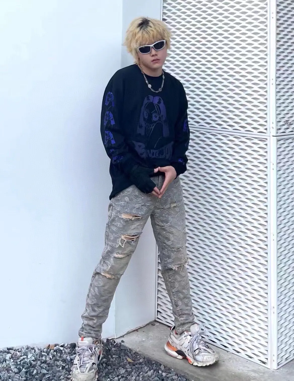 P186 Supreme 2022 new all-over printed jacquard distressed cashew flower straight ripped jeans. Tops for all major trendsetters. Same style as Cai Xukun and Jay Chou. Supreme was founded as a famous street art brand in the United States in 1994. This classic logo with white letters and red background has really spread all over the streets. Everything can be used. Supreme is not just talk. Supreme has always insisted on local production. Although it is a little expensive, it is more reliable. The earliest items, such as simple hats and short sleeves, were spread by word of mouth in the skateboarding circle. Today, all kinds of items are popular as long as they have a sup label. Among them, there are many items with cashew flower elements, such as the 2020 denim jacket and jeans. The 2019 joint series is really a hit. This year’s new jeans are super awesome. The fabric restores the original jacquard process. After washing, it is fully printed jacquard. A variety of warp and weft jacquard makes the effect very full, and multiple frayed cat whiskers are used. These are really amazing pants. I really like the feeling of slight accumulation on the trouser legs. I won’t say more about washing. The real thing is king! The counter accessories are complete with three standards, everyone! Just rush and that's it!  Color: distressed blue Size: M～XXL M waist 74 hips 112 pants length 100 L waist 93 hips 116 pants length 101 XL waist 82 hips 120 pants length 102 2XL waist 86 hips 114 pants length 104