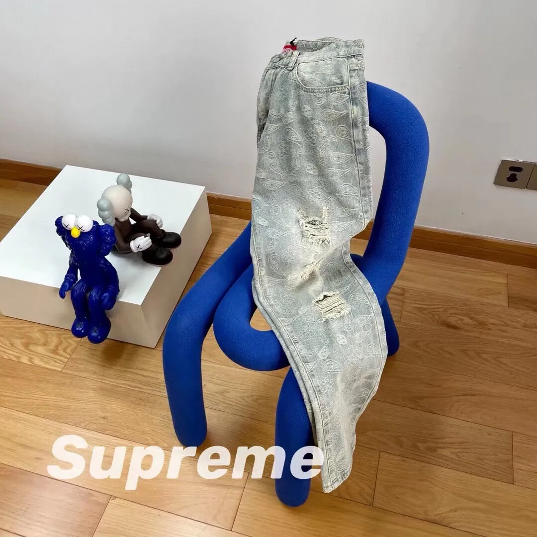 P186 Supreme 2022 new all-over printed jacquard distressed cashew flower straight ripped jeans. Tops for all major trendsetters. Same style as Cai Xukun and Jay Chou. Supreme was founded as a famous street art brand in the United States in 1994. This classic logo with white letters and red background has really spread all over the streets. Everything can be used. Supreme is not just talk. Supreme has always insisted on local production. Although it is a little expensive, it is more reliable. The earliest items, such as simple hats and short sleeves, were spread by word of mouth in the skateboarding circle. Today, all kinds of items are popular as long as they have a sup label. Among them, there are many items with cashew flower elements, such as the 2020 denim jacket and jeans. The 2019 joint series is really a hit. This year’s new jeans are super awesome. The fabric restores the original jacquard process. After washing, it is fully printed jacquard. A variety of warp and weft jacquard makes the effect very full, and multiple frayed cat whiskers are used. These are really amazing pants. I really like the feeling of slight accumulation on the trouser legs. I won’t say more about washing. The real thing is king! The counter accessories are complete with three standards, everyone! Just rush and that's it!  Color: distressed blue Size: M～XXL M waist 74 hips 112 pants length 100 L waist 93 hips 116 pants length 101 XL waist 82 hips 120 pants length 102 2XL waist 86 hips 114 pants length 104