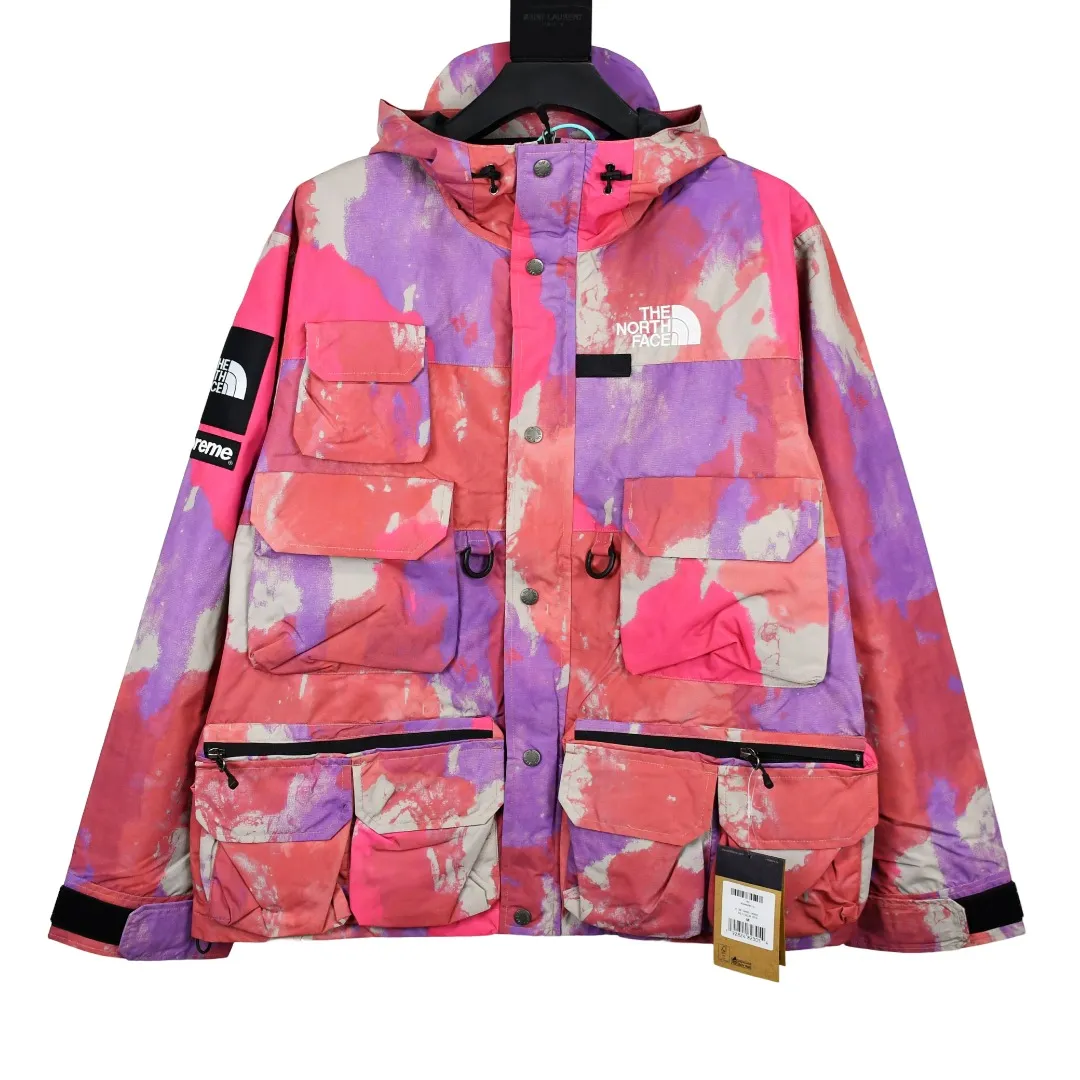 🅿️700 MX07 MAX/top version, exclusive quality on the entire network, ZP player designated version, Supreme SS20 Week 13 x TNF Cargo Jacket, joint North Face multi-pocket jacket, a true jacket, waterproof, windproof, breathable and warm. 1. In order to perfectly restore the original version, the fabric uses 70D*320D# which is extremely difficult and expensive to embroider. 110g/㎡ low-density nylon plain fabric. The fabric is ultra-thin, low-density and breathable. Top-grade waterproof coating is added to both the front and back sides to easily achieve the rolling effect of water droplets on a lotus leaf. The main body mesh is 95g/㎡ extra large mesh. 2. The embroidery uses the original embroidery data file. The machine uses the BEHRINGER BEKS-Y924 embroidery machine (a level higher than Tajima embroidery machine). The machine head tension is small and does little damage to the fabric. The fullness and precision of the embroidery are the best 3. The correct hangtag and the correct accessories. The resin zipper and nylon zipper are purchased from YKK Shanghai Yoshida Company. The special non-domestic standard parts are all custom-made by the foundry. The metal four-button buckle and small zipper hanging beads are all customized at 1:1. The main label and laser are all customized separately for this year's new model. The multiple bags are all folded with lengthened bag openings to achieve waterproof and anti-lost functions. The sewing work is complicated. There are many special machines for edge sealing and many pockets. The density of the fabric is sparse and you will be injured if you are not careful, so they are all produced by the same master craftsmen. Sizes: S~XL