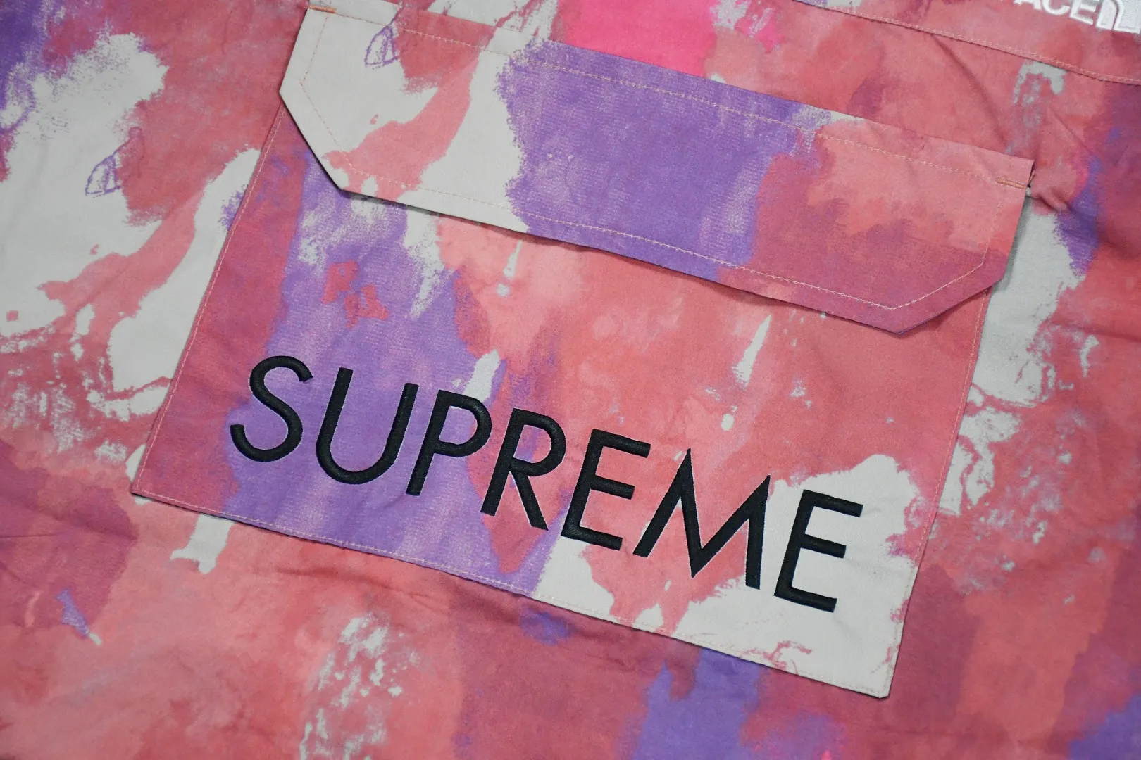 🅿️700 MX07 MAX/top version, exclusive quality on the entire network, ZP player designated version, Supreme SS20 Week 13 x TNF Cargo Jacket, joint North Face multi-pocket jacket, a true jacket, waterproof, windproof, breathable and warm. 1. In order to perfectly restore the original version, the fabric uses 70D*320D# which is extremely difficult and expensive to embroider. 110g/㎡ low-density nylon plain fabric. The fabric is ultra-thin, low-density and breathable. Top-grade waterproof coating is added to both the front and back sides to easily achieve the rolling effect of water droplets on a lotus leaf. The main body mesh is 95g/㎡ extra large mesh. 2. The embroidery uses the original embroidery data file. The machine uses the BEHRINGER BEKS-Y924 embroidery machine (a level higher than Tajima embroidery machine). The machine head tension is small and does little damage to the fabric. The fullness and precision of the embroidery are the best 3. The correct hangtag and the correct accessories. The resin zipper and nylon zipper are purchased from YKK Shanghai Yoshida Company. The special non-domestic standard parts are all custom-made by the foundry. The metal four-button buckle and small zipper hanging beads are all customized at 1:1. The main label and laser are all customized separately for this year's new model. The multiple bags are all folded with lengthened bag openings to achieve waterproof and anti-lost functions. The sewing work is complicated. There are many special machines for edge sealing and many pockets. The density of the fabric is sparse and you will be injured if you are not careful, so they are all produced by the same master craftsmen. Sizes: S~XL