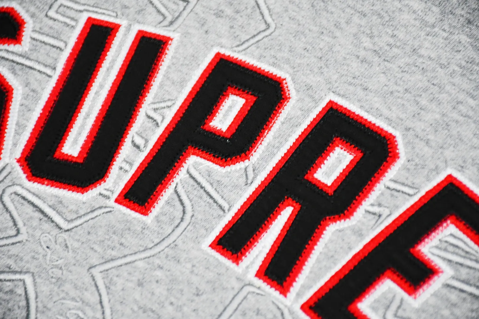 S462💰p290 Top version Supreme 20SS Kanji Logo Crewneck Supreme embroidered fleece crewneck sweatshirt. For those of us who focus on top Supreme, this sweatshirt is naturally available. ZP purchase and pattern making operation 1. Fabric: ZP testing, custom weaving and dyeing, pure cotton 460G plus velvet main fabric, horizontal cutting, side stitching 520G 2X2 thread 2. Embroidery: embroidery equipment Behringer BEKS-Y924 machine is used (a level higher than Tajima embroidery machine). The thickness, saturation and size of the embroidery are all consistent. 3. Sewing process: Four-needle and six-thread boneless splicing technology is used in twelve places on the whole garment. Processed by a senior foreign trade factory (cannot be done by ordinary factories) 4. Hem and cuffs: all use 520G non-elastic threads (low-end goods use elastic threads, causing the hem and cuffs to appear wavy) 5. Customized ZP main label/wash water label/tag/packaging bag (equipped with extra large thickened handbag) Size: S~XL