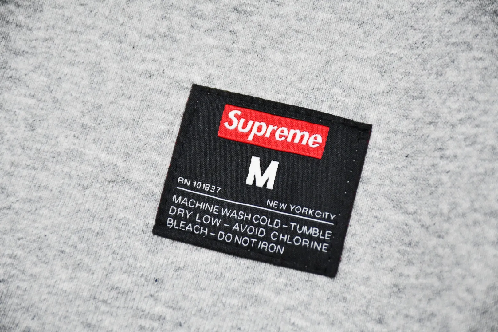 S462💰p290 Top version Supreme 20SS Kanji Logo Crewneck Supreme embroidered fleece crewneck sweatshirt. For those of us who focus on top Supreme, this sweatshirt is naturally available. ZP purchase and pattern making operation 1. Fabric: ZP testing, custom weaving and dyeing, pure cotton 460G plus velvet main fabric, horizontal cutting, side stitching 520G 2X2 thread 2. Embroidery: embroidery equipment Behringer BEKS-Y924 machine is used (a level higher than Tajima embroidery machine). The thickness, saturation and size of the embroidery are all consistent. 3. Sewing process: Four-needle and six-thread boneless splicing technology is used in twelve places on the whole garment. Processed by a senior foreign trade factory (cannot be done by ordinary factories) 4. Hem and cuffs: all use 520G non-elastic threads (low-end goods use elastic threads, causing the hem and cuffs to appear wavy) 5. Customized ZP main label/wash water label/tag/packaging bag (equipped with extra large thickened handbag) Size: S~XL
