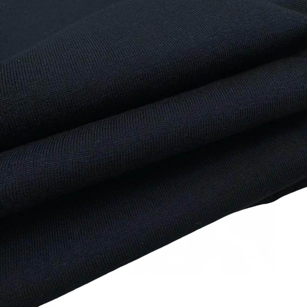 P140 Supreme Logo English letter printed round neck long-sleeved T-shirt, same style for men and women, using cylindrical seamless technology (original technology, there are no stitching bones on the side of the clothes, key points of identification) Fabric: All custom-woven and dyed, 280g weight, 100% cotton, cylindrical cloth, cylindrical cloth is knitted fabric woven with a cylinder loom, the needles are distributed in a cylindrical shape on the fuselage, the gray fabric is a large cylinder, it needs to be opened and shaped before further use That is, there are no slits on the sides of the clothes, and there is no washing label on the side of ordinary short-sleeved shirts. There is only one collar label behind the neck, so the shape is very correct and not easy to deform (color: black and white)