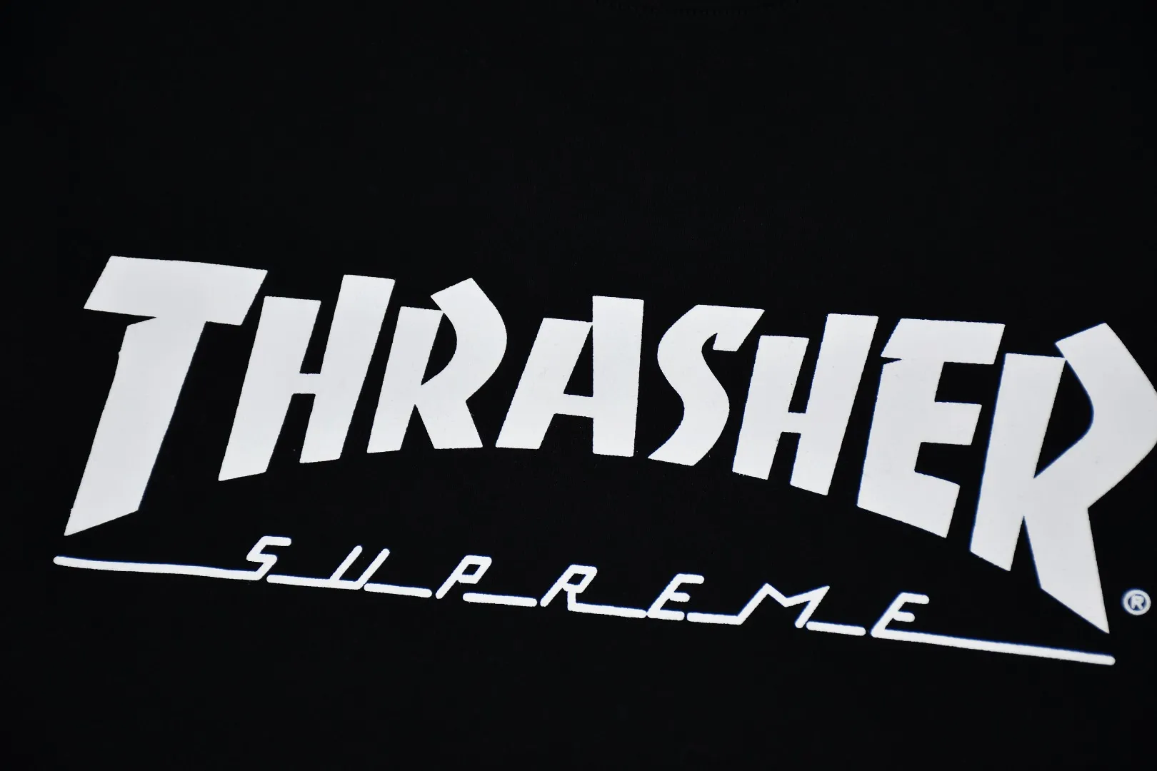 S564💰p260 Top version SUPREME®/THRASHER® CREWNECK FW24 flame co-branded character printed round neck velvet sweatshirt 1. Fabric: ZP testing, custom weaving and dyeing, pure cotton 460G plus velvet main fabric, horizontal cutting 520G 2X2 thread 2. Printing: Printing uses thermoset ink printing, also known as plastic ink, or self-adhesive ink. Its ingredients are: mainly composed of polyvinyl chloride (PVC) and phthalates. PVC and phthalates, color fixing agents, stabilizers, and thickeners are mixed to form thermoset ink. It is not the digital direct printing advertised on the market. The printing texture of thermoset ink cannot be achieved by digital direct printing. 3. Sewing process: Twelve places of the whole garment are made of boneless splicing technology, processed by experienced foreign trade factories (ordinary factories cannot do it) 4. Hem and cuffs: all use 520G inelastic threads (low-end products use elastic threads to cause the hem and cuffs to appear wavy) 5. Customized ZP main label/wash water label/hangtag/packaging bag (equipped with an extra-large thickened handbag) Size: S~XL