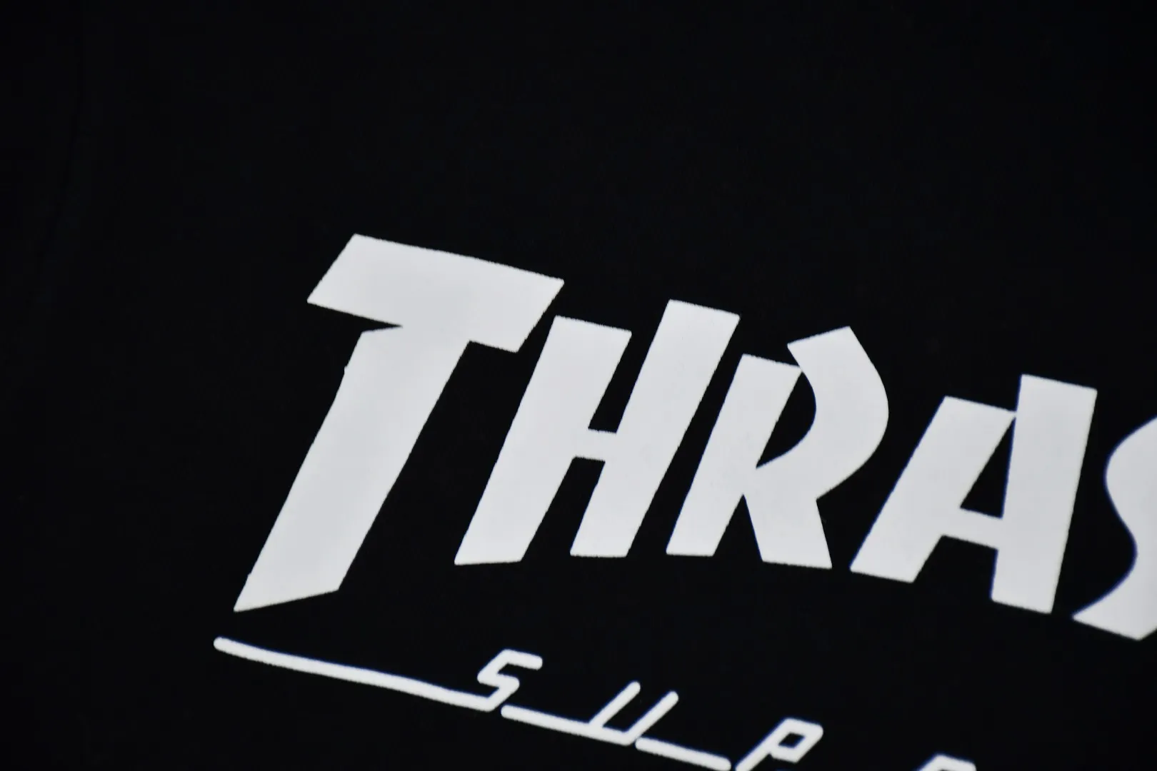 S564💰p260 Top version SUPREME®/THRASHER® CREWNECK FW24 flame co-branded character printed round neck velvet sweatshirt 1. Fabric: ZP testing, custom weaving and dyeing, pure cotton 460G plus velvet main fabric, horizontal cutting 520G 2X2 thread 2. Printing: Printing uses thermoset ink printing, also known as plastic ink, or self-adhesive ink. Its ingredients are: mainly composed of polyvinyl chloride (PVC) and phthalates. PVC and phthalates, color fixing agents, stabilizers, and thickeners are mixed to form thermoset ink. It is not the digital direct printing advertised on the market. The printing texture of thermoset ink cannot be achieved by digital direct printing. 3. Sewing process: Twelve places of the whole garment are made of boneless splicing technology, processed by experienced foreign trade factories (ordinary factories cannot do it) 4. Hem and cuffs: all use 520G inelastic threads (low-end products use elastic threads to cause the hem and cuffs to appear wavy) 5. Customized ZP main label/wash water label/hangtag/packaging bag (equipped with an extra-large thickened handbag) Size: S~XL