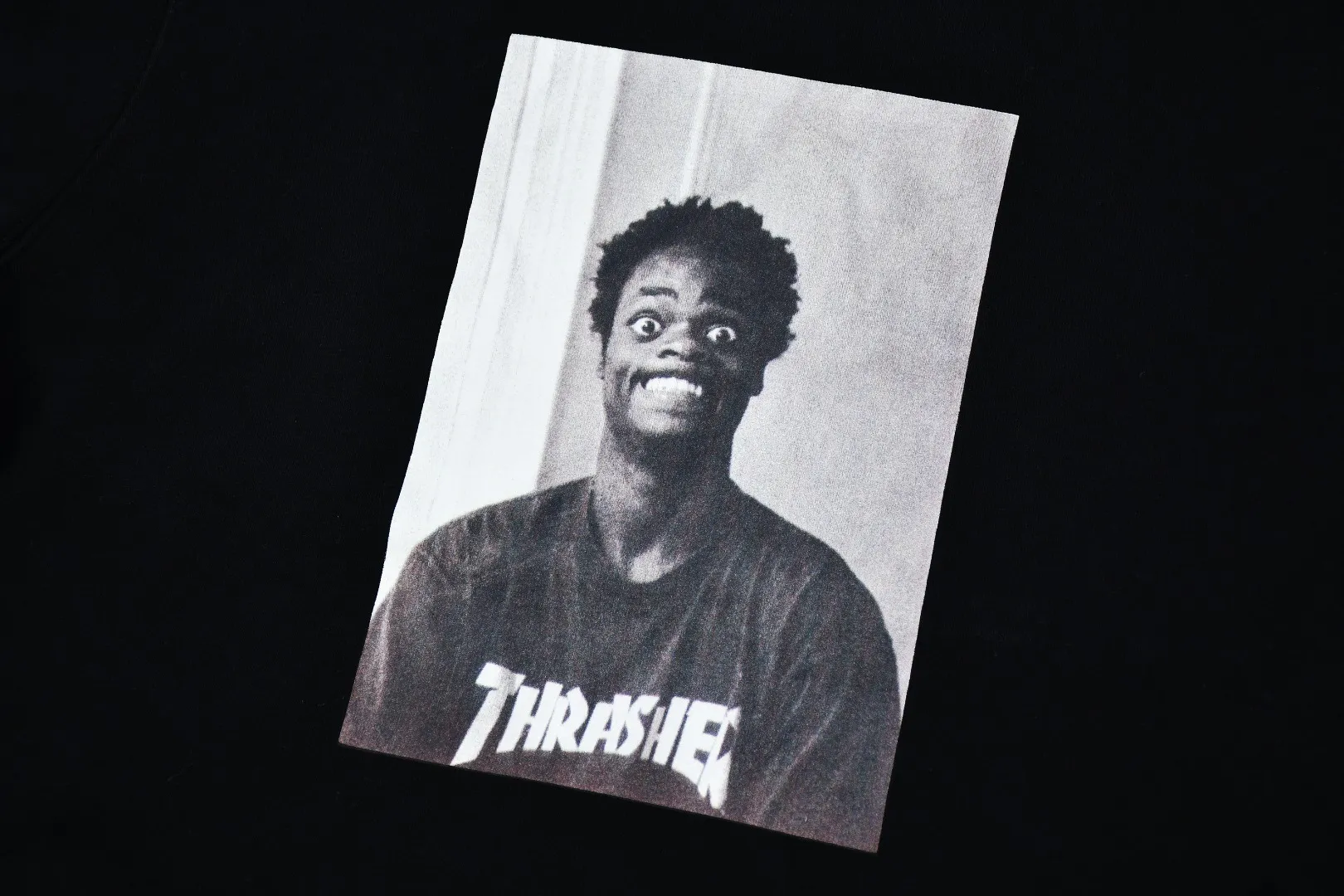 S564💰p260 Top version SUPREME®/THRASHER® CREWNECK FW24 flame co-branded character printed round neck velvet sweatshirt 1. Fabric: ZP testing, custom weaving and dyeing, pure cotton 460G plus velvet main fabric, horizontal cutting 520G 2X2 thread 2. Printing: Printing uses thermoset ink printing, also known as plastic ink, or self-adhesive ink. Its ingredients are: mainly composed of polyvinyl chloride (PVC) and phthalates. PVC and phthalates, color fixing agents, stabilizers, and thickeners are mixed to form thermoset ink. It is not the digital direct printing advertised on the market. The printing texture of thermoset ink cannot be achieved by digital direct printing. 3. Sewing process: Twelve places of the whole garment are made of boneless splicing technology, processed by experienced foreign trade factories (ordinary factories cannot do it) 4. Hem and cuffs: all use 520G inelastic threads (low-end products use elastic threads to cause the hem and cuffs to appear wavy) 5. Customized ZP main label/wash water label/hangtag/packaging bag (equipped with an extra-large thickened handbag) Size: S~XL