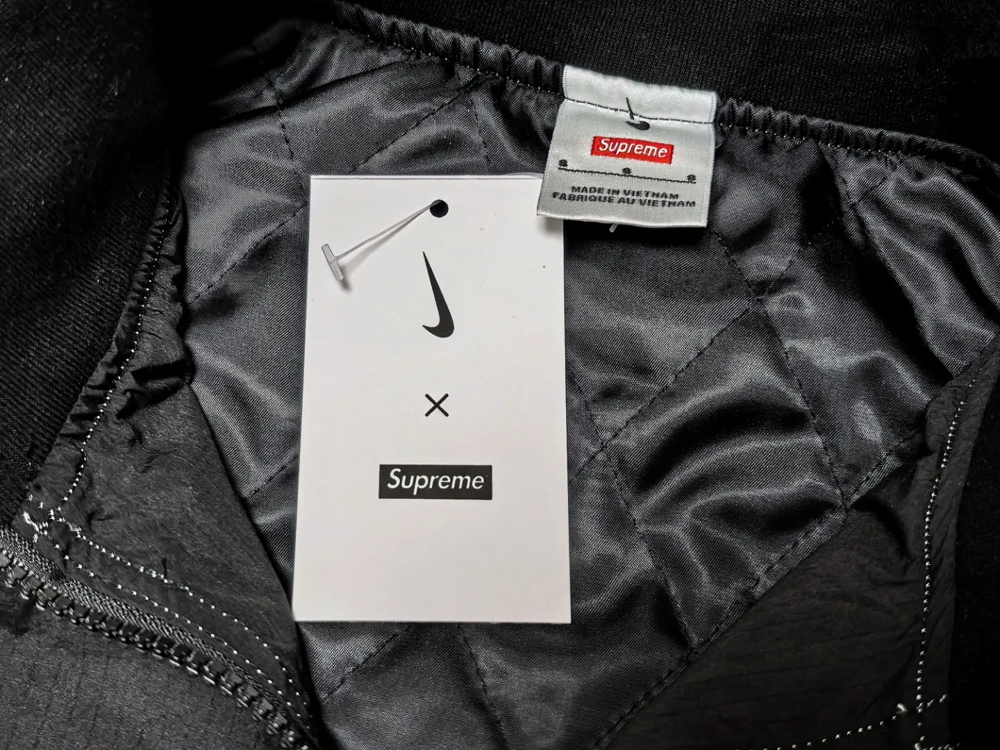 S626💰p600 top version Supreme 3. Sewing process: Twelve places of the whole garment are made of four-needle and six-thread boneless splicing technology. Processed by a senior foreign trade factory (ordinary factories cannot do it) 4. Customized ZP main label/wash water label/tag/zipper/packaging bag (equipped with an extra-large thickened handbag) Color: Black Gradient Size: S/M/L/XL