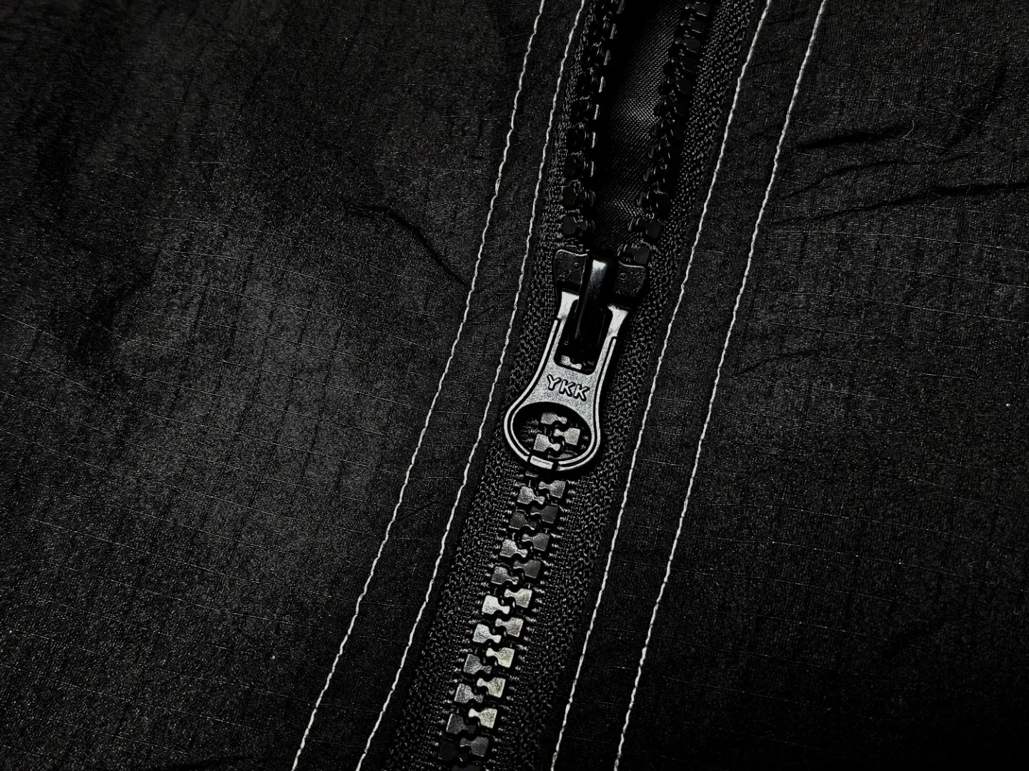 S626💰p600 top version Supreme 3. Sewing process: Twelve places of the whole garment are made of four-needle and six-thread boneless splicing technology. Processed by a senior foreign trade factory (ordinary factories cannot do it) 4. Customized ZP main label/wash water label/tag/zipper/packaging bag (equipped with an extra-large thickened handbag) Color: Black Gradient Size: S/M/L/XL