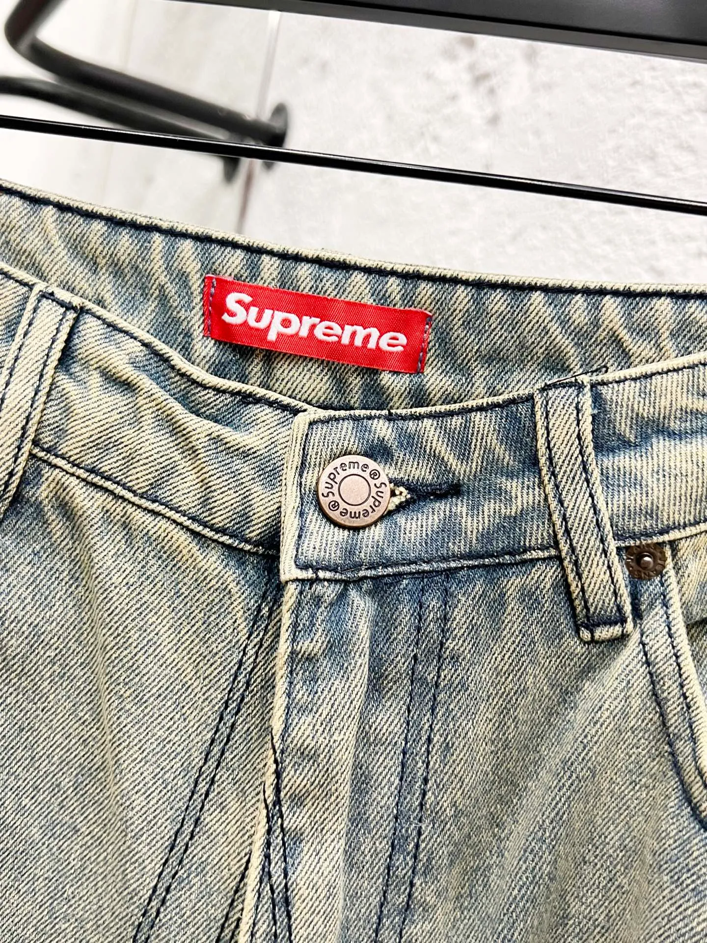 🅿️280 Style No.: H940 Supreme SS25 star topstitched casual loose denim jeans, same style for men and women, top ceiling quality, styles with different wash textures, very friendly to people with thin legs and thick legs, straight and slim fit, very flattering leg shape, timeless moderate length, easy to match with, basic styling for various styles, a must-have in the wardrobe! The fabric is stiff but also makes the upper body soft without losing texture. The washing process is even more perfect. It is a must-have item for everyone! ! ! Washed wheat, hang tag, pants label, three labels complete Color: yellow Size: 30, 32, 34, 36
