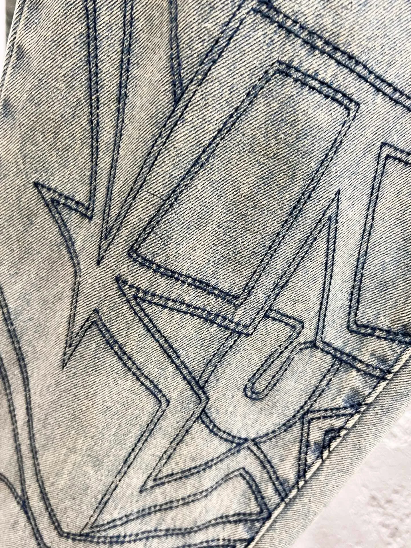 🅿️280 Style No.: H940 Supreme SS25 star topstitched casual loose denim jeans, same style for men and women, top ceiling quality, styles with different wash textures, very friendly to people with thin legs and thick legs, straight and slim fit, very flattering leg shape, timeless moderate length, easy to match with, basic styling for various styles, a must-have in the wardrobe! The fabric is stiff but also makes the upper body soft without losing texture. The washing process is even more perfect. It is a must-have item for everyone! ! ! Washed wheat, hang tag, pants label, three labels complete Color: yellow Size: 30, 32, 34, 36