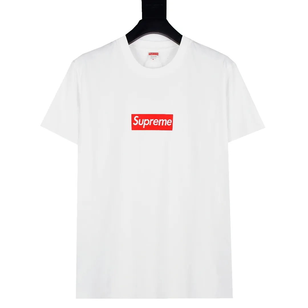 S206💰p130 Top version Supreme 23ss LA Los Angeles opening limited Bogo Box Logo short-sleeved T-shirt. For those of us who focus on top-level Sup products, this short-sleeved one is naturally available. It adopts cylindrical seamless technology (original technology, there are no stitched bones on the side of the clothes, the focus of identification) The fabrics are all custom-woven and dyed, 280g weight, 100% cotton, cylindrical fabric. Cylindrical fabric is knitted fabric woven with a cylinder loom. The needles are distributed in a cylindrical shape on the fuselage. The gray fabric is a large cylinder that needs to be opened and shaped before it can be used further. There are no slits on the side of the clothes, so there is no washing label on the side of ordinary short-sleeves. There is only one collar label behind the neck. The printing is printed with thermosetting ink, also known as plastic. Ink, or self-adhesive ink, contains ingredients: mainly composed of polyvinyl chloride (PVC) and phthalates. PVC and phthalates, fixatives, stabilizers, and thickeners are mixed to form a thermal ink. Solid ink is not the digital direct printing advertised on the market. The printing texture of thermoset ink is something that digital direct printing cannot achieve. The collar label has a watermark anti-counterfeiting effect, a real anti-counterfeiting layer, a probability of passing the version, and a high probability of passing the original packaging picture. Size：S-XL