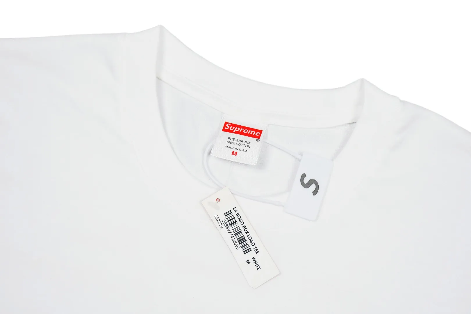 S206💰p130 Top version Supreme 23ss LA Los Angeles opening limited Bogo Box Logo short-sleeved T-shirt. For those of us who focus on top-level Sup products, this short-sleeved one is naturally available. It adopts cylindrical seamless technology (original technology, there are no stitched bones on the side of the clothes, the focus of identification) The fabrics are all custom-woven and dyed, 280g weight, 100% cotton, cylindrical fabric. Cylindrical fabric is knitted fabric woven with a cylinder loom. The needles are distributed in a cylindrical shape on the fuselage. The gray fabric is a large cylinder that needs to be opened and shaped before it can be used further. There are no slits on the side of the clothes, so there is no washing label on the side of ordinary short-sleeves. There is only one collar label behind the neck. The printing is printed with thermosetting ink, also known as plastic. Ink, or self-adhesive ink, contains ingredients: mainly composed of polyvinyl chloride (PVC) and phthalates. PVC and phthalates, fixatives, stabilizers, and thickeners are mixed to form a thermal ink. Solid ink is not the digital direct printing advertised on the market. The printing texture of thermoset ink is something that digital direct printing cannot achieve. The collar label has a watermark anti-counterfeiting effect, a real anti-counterfeiting layer, a probability of passing the version, and a high probability of passing the original packaging picture. Size：S-XL