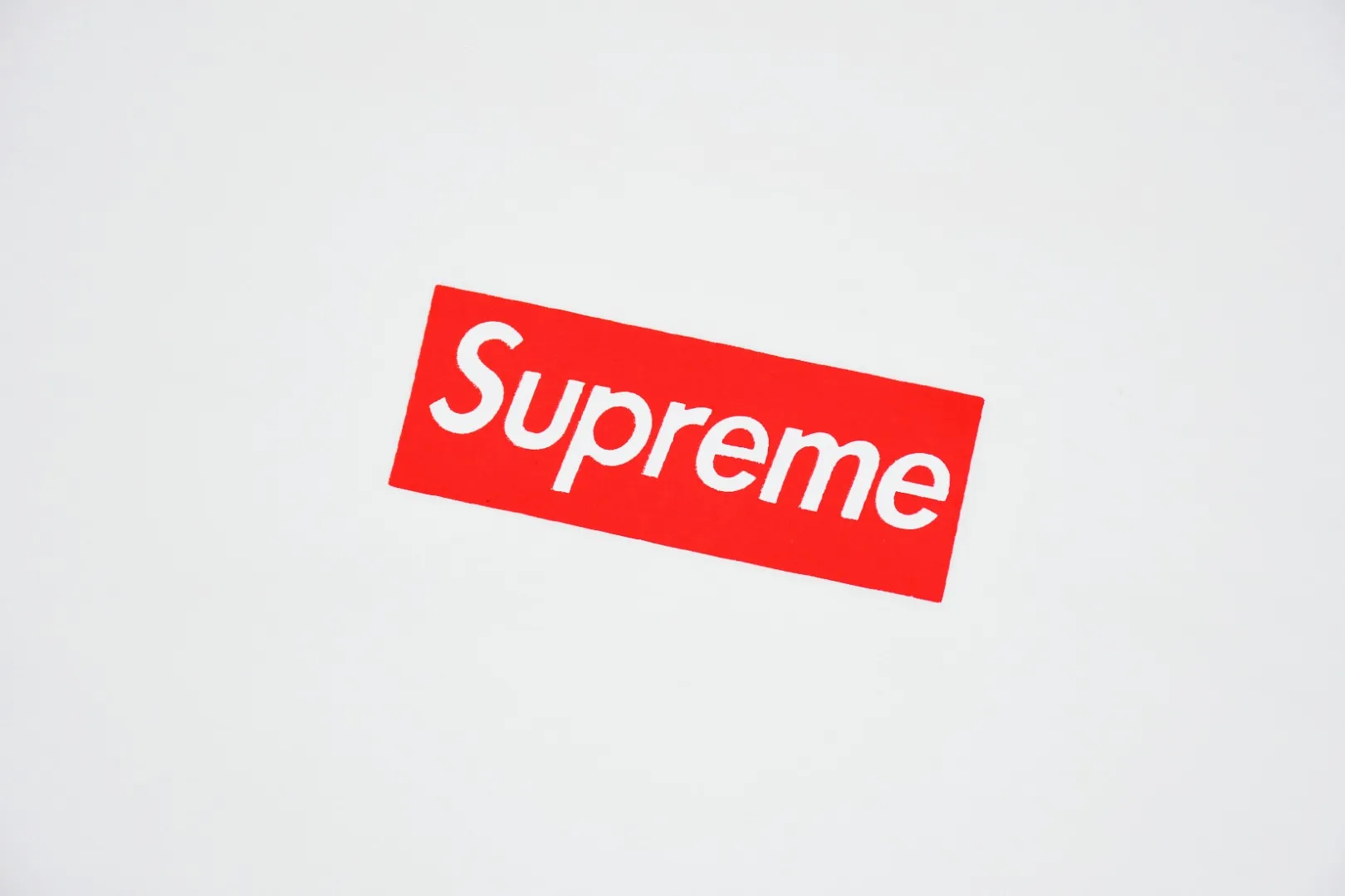 S206💰p130 Top version Supreme 23ss LA Los Angeles opening limited Bogo Box Logo short-sleeved T-shirt. For those of us who focus on top-level Sup products, this short-sleeved one is naturally available. It adopts cylindrical seamless technology (original technology, there are no stitched bones on the side of the clothes, the focus of identification) The fabrics are all custom-woven and dyed, 280g weight, 100% cotton, cylindrical fabric. Cylindrical fabric is knitted fabric woven with a cylinder loom. The needles are distributed in a cylindrical shape on the fuselage. The gray fabric is a large cylinder that needs to be opened and shaped before it can be used further. There are no slits on the side of the clothes, so there is no washing label on the side of ordinary short-sleeves. There is only one collar label behind the neck. The printing is printed with thermosetting ink, also known as plastic. Ink, or self-adhesive ink, contains ingredients: mainly composed of polyvinyl chloride (PVC) and phthalates. PVC and phthalates, fixatives, stabilizers, and thickeners are mixed to form a thermal ink. Solid ink is not the digital direct printing advertised on the market. The printing texture of thermoset ink is something that digital direct printing cannot achieve. The collar label has a watermark anti-counterfeiting effect, a real anti-counterfeiting layer, a probability of passing the version, and a high probability of passing the original packaging picture. Size：S-XL