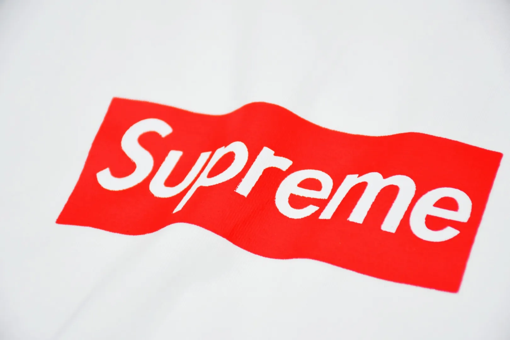 S206💰p130 Top version Supreme 23ss LA Los Angeles opening limited Bogo Box Logo short-sleeved T-shirt. For those of us who focus on top-level Sup products, this short-sleeved one is naturally available. It adopts cylindrical seamless technology (original technology, there are no stitched bones on the side of the clothes, the focus of identification) The fabrics are all custom-woven and dyed, 280g weight, 100% cotton, cylindrical fabric. Cylindrical fabric is knitted fabric woven with a cylinder loom. The needles are distributed in a cylindrical shape on the fuselage. The gray fabric is a large cylinder that needs to be opened and shaped before it can be used further. There are no slits on the side of the clothes, so there is no washing label on the side of ordinary short-sleeves. There is only one collar label behind the neck. The printing is printed with thermosetting ink, also known as plastic. Ink, or self-adhesive ink, contains ingredients: mainly composed of polyvinyl chloride (PVC) and phthalates. PVC and phthalates, fixatives, stabilizers, and thickeners are mixed to form a thermal ink. Solid ink is not the digital direct printing advertised on the market. The printing texture of thermoset ink is something that digital direct printing cannot achieve. The collar label has a watermark anti-counterfeiting effect, a real anti-counterfeiting layer, a probability of passing the version, and a high probability of passing the original packaging picture. Size：S-XL