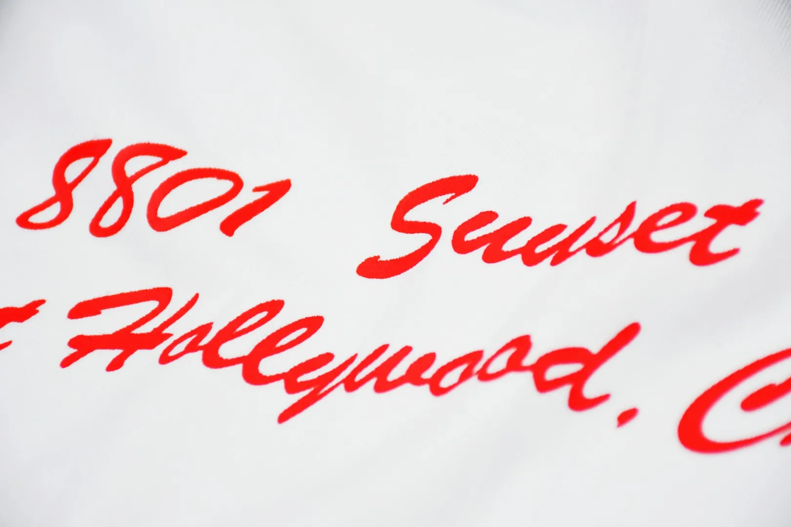 S206💰p130 Top version Supreme 23ss LA Los Angeles opening limited Bogo Box Logo short-sleeved T-shirt. For those of us who focus on top-level Sup products, this short-sleeved one is naturally available. It adopts cylindrical seamless technology (original technology, there are no stitched bones on the side of the clothes, the focus of identification) The fabrics are all custom-woven and dyed, 280g weight, 100% cotton, cylindrical fabric. Cylindrical fabric is knitted fabric woven with a cylinder loom. The needles are distributed in a cylindrical shape on the fuselage. The gray fabric is a large cylinder that needs to be opened and shaped before it can be used further. There are no slits on the side of the clothes, so there is no washing label on the side of ordinary short-sleeves. There is only one collar label behind the neck. The printing is printed with thermosetting ink, also known as plastic. Ink, or self-adhesive ink, contains ingredients: mainly composed of polyvinyl chloride (PVC) and phthalates. PVC and phthalates, fixatives, stabilizers, and thickeners are mixed to form a thermal ink. Solid ink is not the digital direct printing advertised on the market. The printing texture of thermoset ink is something that digital direct printing cannot achieve. The collar label has a watermark anti-counterfeiting effect, a real anti-counterfeiting layer, a probability of passing the version, and a high probability of passing the original packaging picture. Size：S-XL