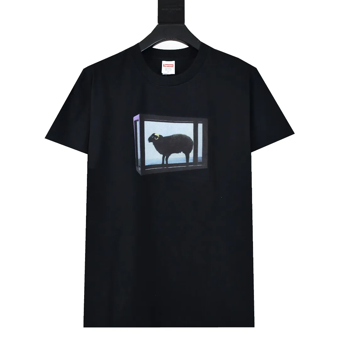 🅿️140 S195 top version Supreme 25ss Damien Hirst artist co-branded golden horned goat printed short-sleeved T-shirt. Refuse to look at pictures to make goods. Refuse to compare wrong versions. Use cylindrical seamless technology (original technology, there are no stitched bones on the side of the clothes, key points of identification) The fabrics are all custom-woven and dyed, 280g weight, 100% cotton, cylindrical fabric. Cylindrical fabric is a knitted fabric woven with a cylinder loom. The needles are distributed in a cylindrical shape on the fuselage. The gray fabric is a large cylinder, which needs to be opened and shaped before it can be used further. There are no slits on the side of the clothes, so there is no washing label on the side of ordinary short-sleeves. There is only one collar label behind the neck. The printing uses heat-setting ink printing imported from Belgium (different from conventional heat transfer printing on the market), also known as plastic ink, or self-adhesive ink. Its ingredients: mainly composed of polyvinyl chloride (PVC) and phthalates, including PVC, phthalates, and color fixing agents. , stabilizer, and thickener are mixed to form thermoset ink, which is not the digital direct printing marketed on the market. The printing texture of thermoset ink cannot be achieved by digital direct printing. The new triple collar label has a watermark anti-counterfeiting effect, a real anti-counterfeiting layer, and has a high probability of passing the approved version. The original packaging picture has a high probability of passing Size：S-XL