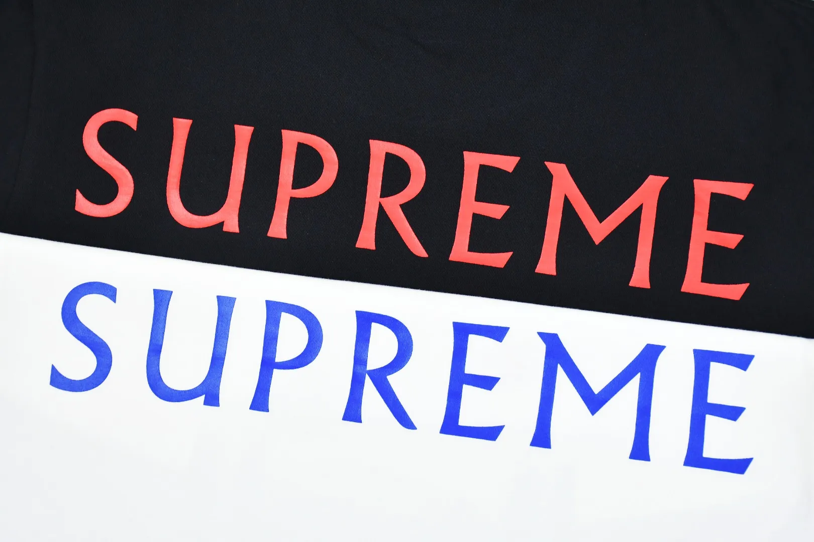 🅿️140 S195 top version Supreme 25ss Damien Hirst artist co-branded golden horned goat printed short-sleeved T-shirt. Refuse to look at pictures to make goods. Refuse to compare wrong versions. Use cylindrical seamless technology (original technology, there are no stitched bones on the side of the clothes, key points of identification) The fabrics are all custom-woven and dyed, 280g weight, 100% cotton, cylindrical fabric. Cylindrical fabric is a knitted fabric woven with a cylinder loom. The needles are distributed in a cylindrical shape on the fuselage. The gray fabric is a large cylinder, which needs to be opened and shaped before it can be used further. There are no slits on the side of the clothes, so there is no washing label on the side of ordinary short-sleeves. There is only one collar label behind the neck. The printing uses heat-setting ink printing imported from Belgium (different from conventional heat transfer printing on the market), also known as plastic ink, or self-adhesive ink. Its ingredients: mainly composed of polyvinyl chloride (PVC) and phthalates, including PVC, phthalates, and color fixing agents. , stabilizer, and thickener are mixed to form thermoset ink, which is not the digital direct printing marketed on the market. The printing texture of thermoset ink cannot be achieved by digital direct printing. The new triple collar label has a watermark anti-counterfeiting effect, a real anti-counterfeiting layer, and has a high probability of passing the approved version. The original packaging picture has a high probability of passing Size：S-XL