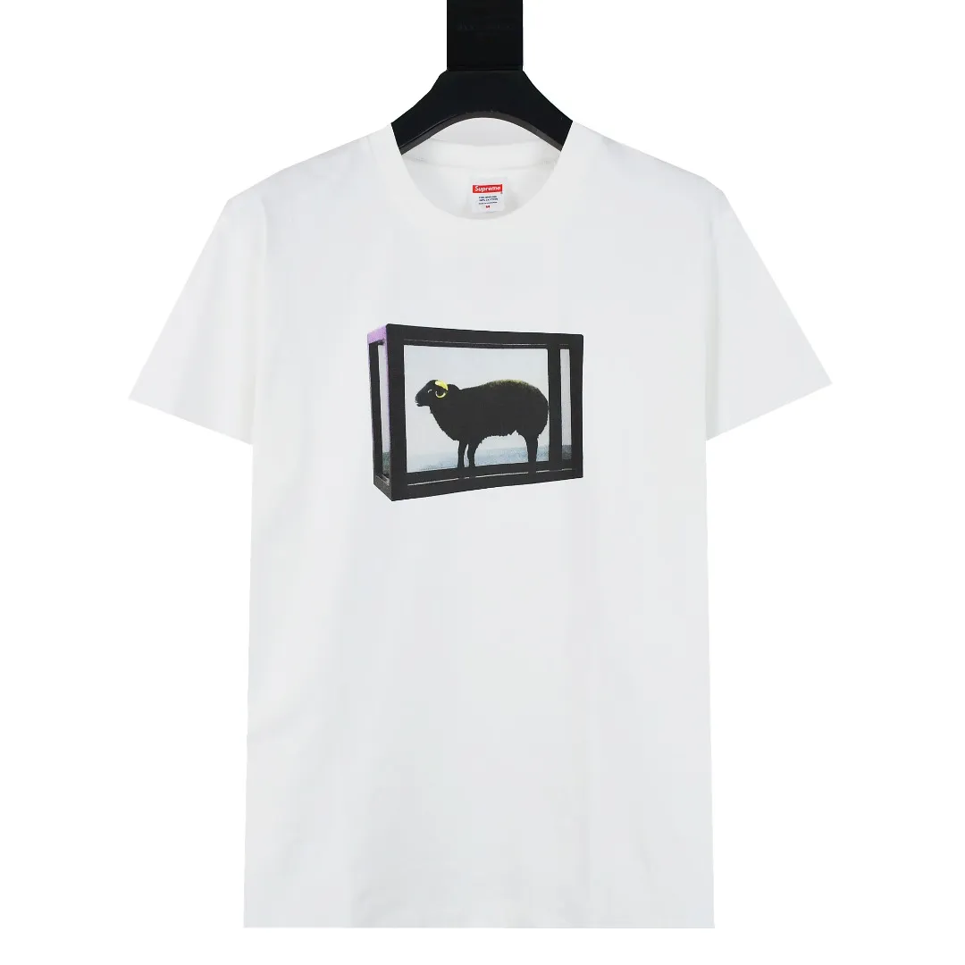 🅿️140 S195 top version Supreme 25ss Damien Hirst artist co-branded golden horned goat printed short-sleeved T-shirt. Refuse to look at pictures to make goods. Refuse to compare wrong versions. Use cylindrical seamless technology (original technology, there are no stitched bones on the side of the clothes, key points of identification) The fabrics are all custom-woven and dyed, 280g weight, 100% cotton, cylindrical fabric. Cylindrical fabric is a knitted fabric woven with a cylinder loom. The needles are distributed in a cylindrical shape on the fuselage. The gray fabric is a large cylinder, which needs to be opened and shaped before it can be used further. There are no slits on the side of the clothes, so there is no washing label on the side of ordinary short-sleeves. There is only one collar label behind the neck. The printing uses heat-setting ink printing imported from Belgium (different from conventional heat transfer printing on the market), also known as plastic ink, or self-adhesive ink. Its ingredients: mainly composed of polyvinyl chloride (PVC) and phthalates, including PVC, phthalates, and color fixing agents. , stabilizer, and thickener are mixed to form thermoset ink, which is not the digital direct printing marketed on the market. The printing texture of thermoset ink cannot be achieved by digital direct printing. The new triple collar label has a watermark anti-counterfeiting effect, a real anti-counterfeiting layer, and has a high probability of passing the approved version. The original packaging picture has a high probability of passing Size：S-XL