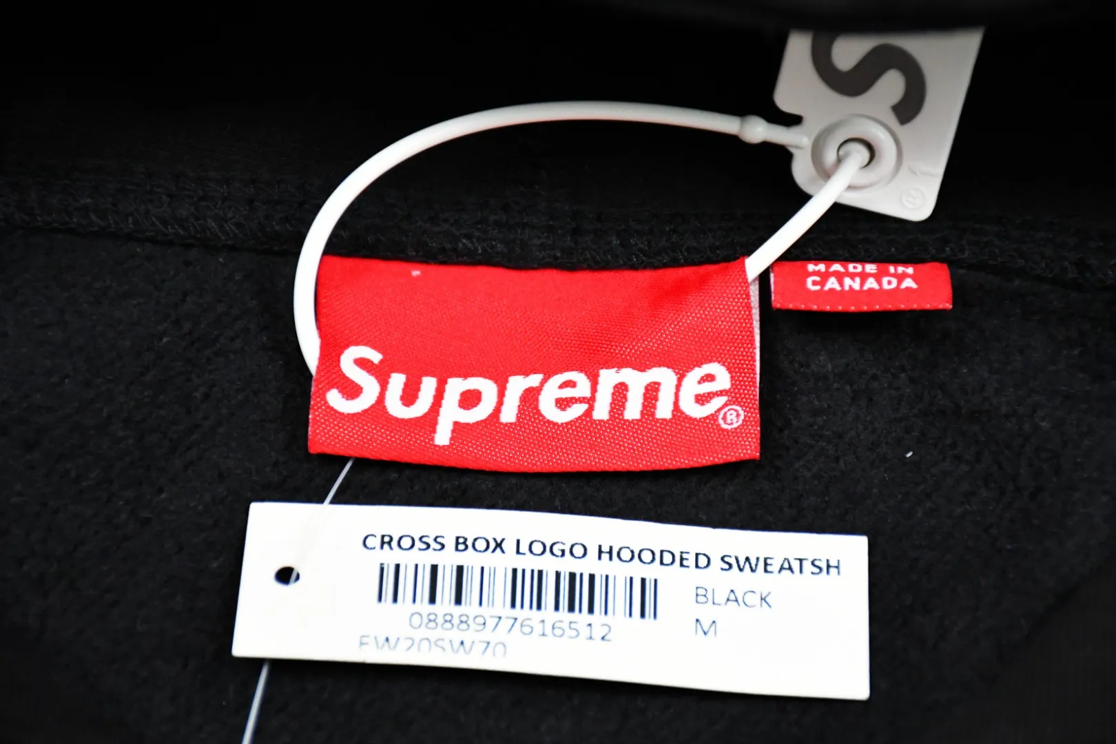 S🅿️320 202 Top version Supreme FW20 Week 15 Cross Box Logo Hooded Sweatshirt Cross embroidery hooded sweatshirt For those of us who focus on top Supreme, the cross sweatshirt is naturally available. ZP purchase and pattern making operation 1. Fabric: ZP testing, custom weaving and dyeing, pure cotton 460G plus velvet main fabric, horizontal cutting, side stitching 520G 2X2 thread 2. Embroidery: The embroidery equipment is operated by BEHRINGER BEKS-Y924 machine (a level higher than Tajima embroidery machine). The embroidery thickness, saturation and size are all consistent. 3. Sewing process: The whole garment adopts four-needle and six-thread boneless splicing technology in twelve places. It is processed by a senior foreign trade factory (ordinary factories cannot do it). 4. Hem and cuffs: all use 520G inelastic thread. (Low-end goods use elastic threads to cause the hem and cuffs to appear wavy) 5. Customized ZP main label/wash water label/hangtag/packaging bag (equipped with an extra-large thickened handbag) Size: S~XL