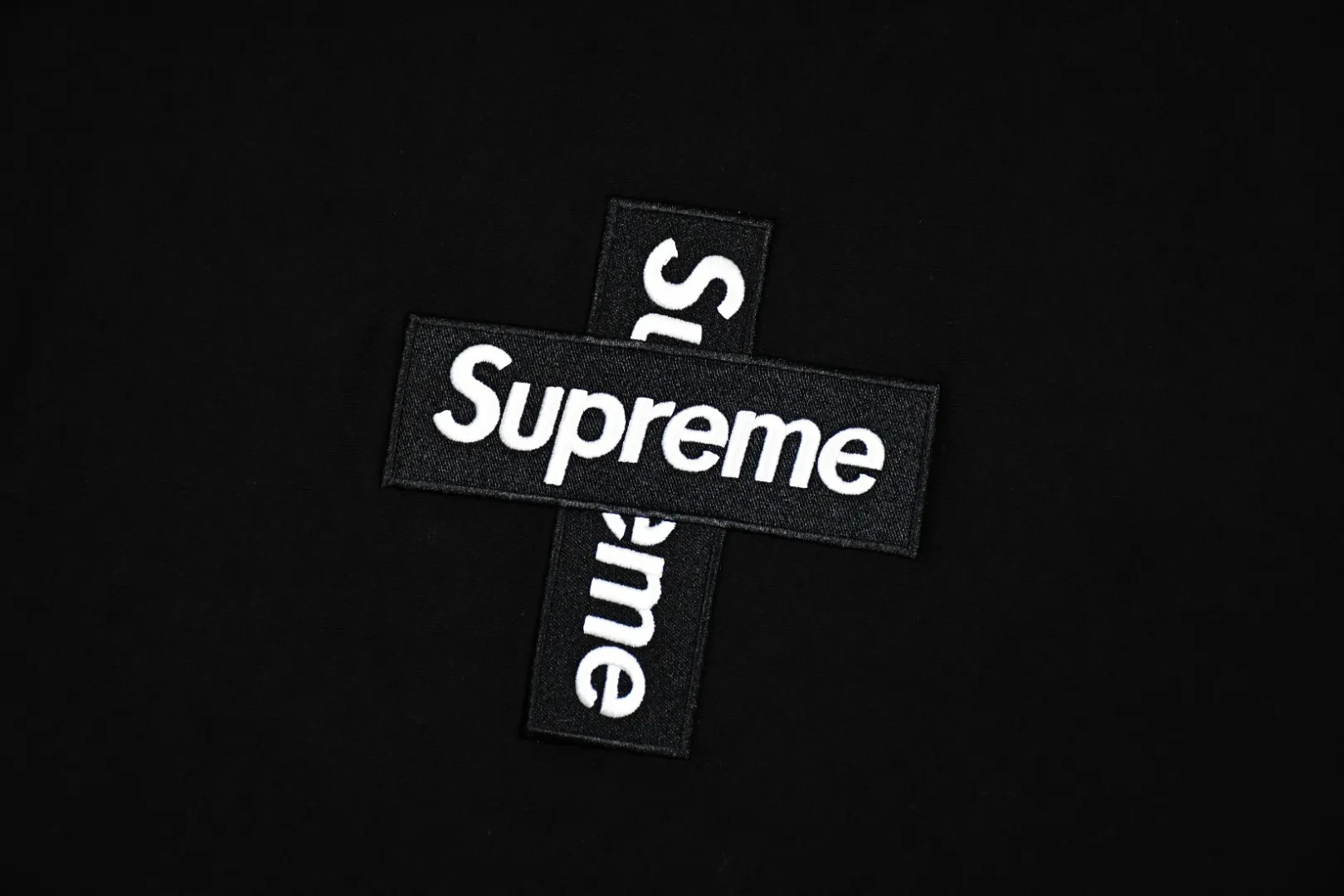S🅿️320 202 Top version Supreme FW20 Week 15 Cross Box Logo Hooded Sweatshirt Cross embroidery hooded sweatshirt For those of us who focus on top Supreme, the cross sweatshirt is naturally available. ZP purchase and pattern making operation 1. Fabric: ZP testing, custom weaving and dyeing, pure cotton 460G plus velvet main fabric, horizontal cutting, side stitching 520G 2X2 thread 2. Embroidery: The embroidery equipment is operated by BEHRINGER BEKS-Y924 machine (a level higher than Tajima embroidery machine). The embroidery thickness, saturation and size are all consistent. 3. Sewing process: The whole garment adopts four-needle and six-thread boneless splicing technology in twelve places. It is processed by a senior foreign trade factory (ordinary factories cannot do it). 4. Hem and cuffs: all use 520G inelastic thread. (Low-end goods use elastic threads to cause the hem and cuffs to appear wavy) 5. Customized ZP main label/wash water label/hangtag/packaging bag (equipped with an extra-large thickened handbag) Size: S~XL