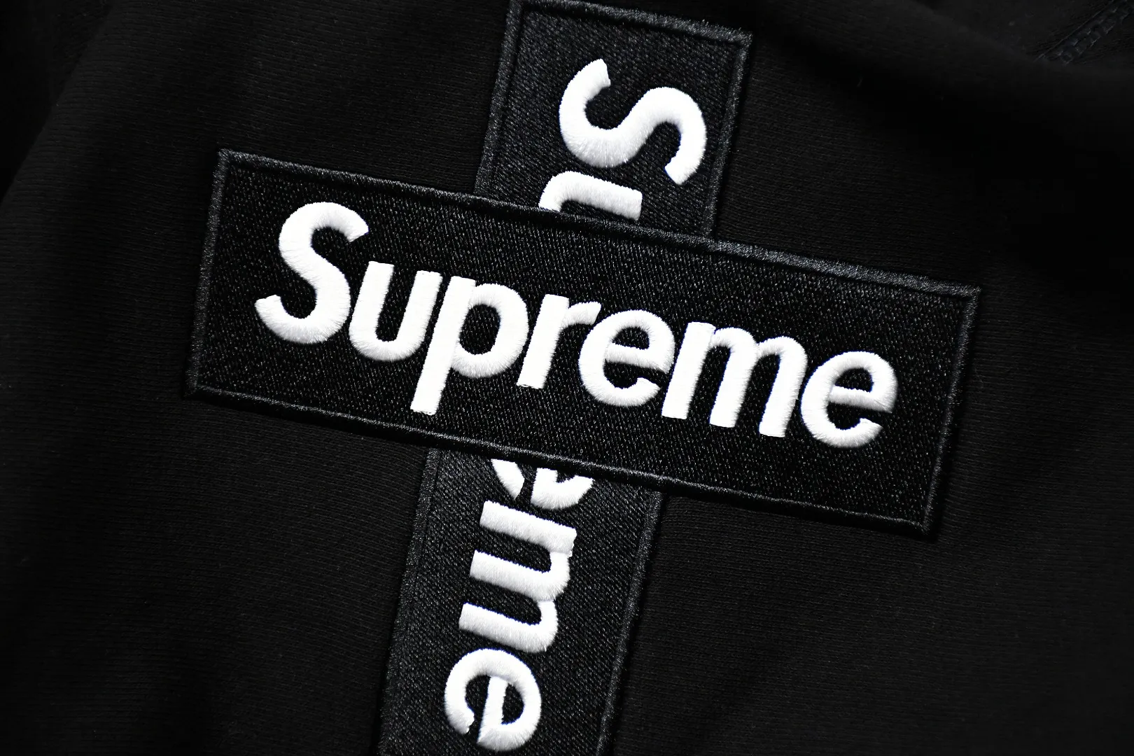 S🅿️320 202 Top version Supreme FW20 Week 15 Cross Box Logo Hooded Sweatshirt Cross embroidery hooded sweatshirt For those of us who focus on top Supreme, the cross sweatshirt is naturally available. ZP purchase and pattern making operation 1. Fabric: ZP testing, custom weaving and dyeing, pure cotton 460G plus velvet main fabric, horizontal cutting, side stitching 520G 2X2 thread 2. Embroidery: The embroidery equipment is operated by BEHRINGER BEKS-Y924 machine (a level higher than Tajima embroidery machine). The embroidery thickness, saturation and size are all consistent. 3. Sewing process: The whole garment adopts four-needle and six-thread boneless splicing technology in twelve places. It is processed by a senior foreign trade factory (ordinary factories cannot do it). 4. Hem and cuffs: all use 520G inelastic thread. (Low-end goods use elastic threads to cause the hem and cuffs to appear wavy) 5. Customized ZP main label/wash water label/hangtag/packaging bag (equipped with an extra-large thickened handbag) Size: S~XL