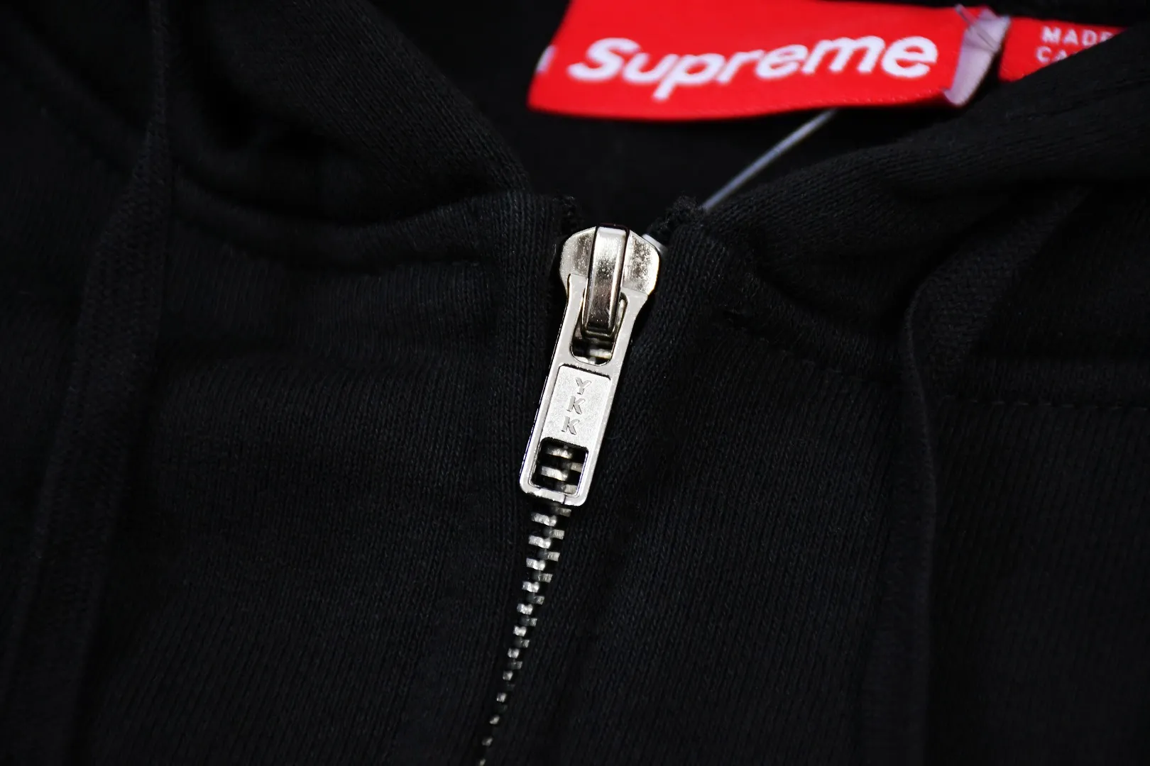 S606💰p330 Top version Supreme 24FW Small Box small label embroidered zipper cardigan sweatshirt 1. Fabric: According to ZP testing, custom woven and dyed, pure cotton 460G fleece main fabric 2. Process: Imported Behringer embroidery machine operation, exquisite and perfect presentation 3. Hem and cuffs: Customized color matching thread using 520G non-elastic thread (Low-end goods use elastic threads to cause the hem and cuffs to appear wavy) 4. Customized ZP YKK zipper/main label/wash label/tag/packaging bag (equipped with an extra-large thickened handbag) Size: S~XL
